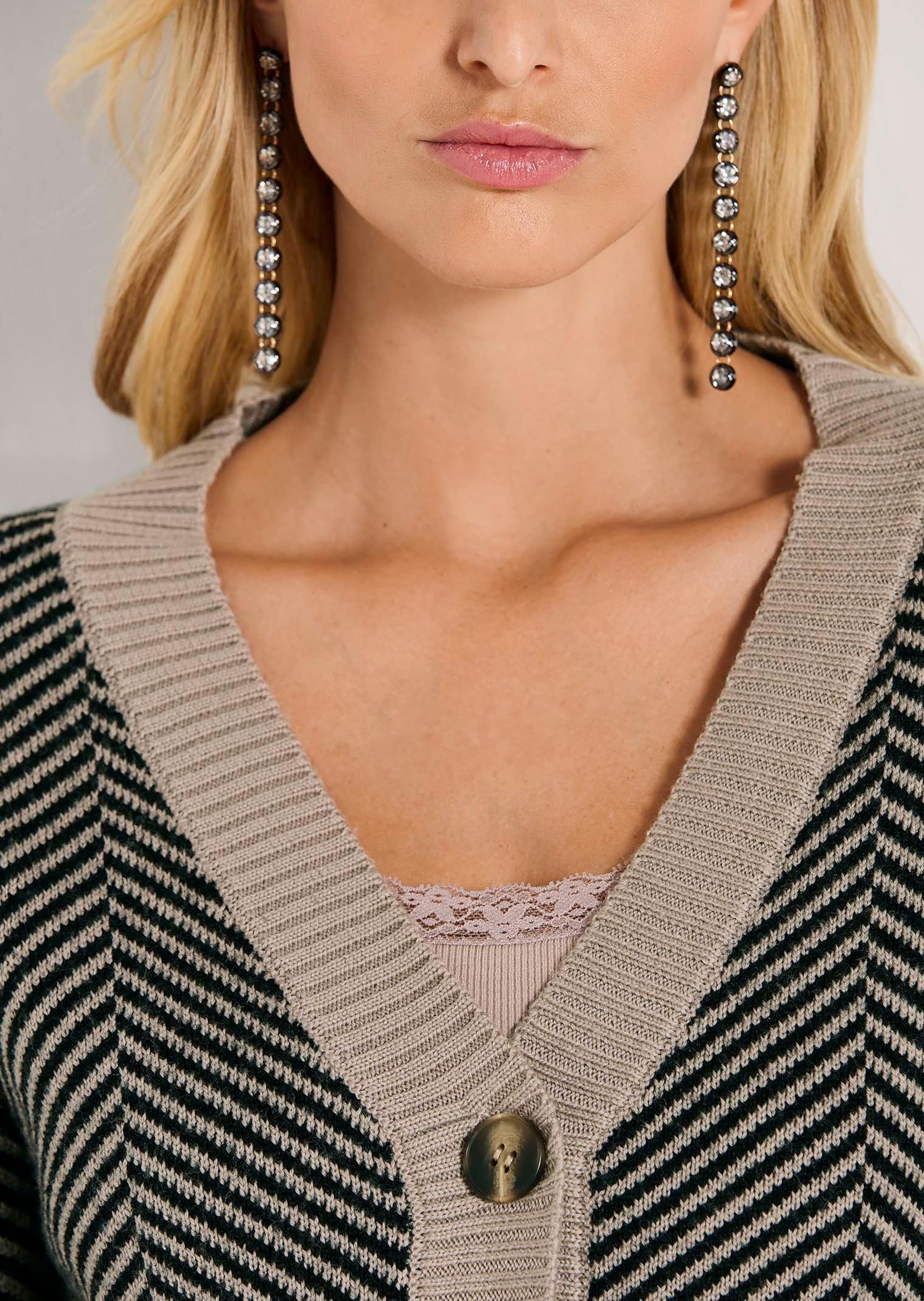 MADELEINE Strickjacke »Strickjacke Cardigan aus Schurwolle mit V-Ausschnitt« Strickjacke mit Jacquardmuster