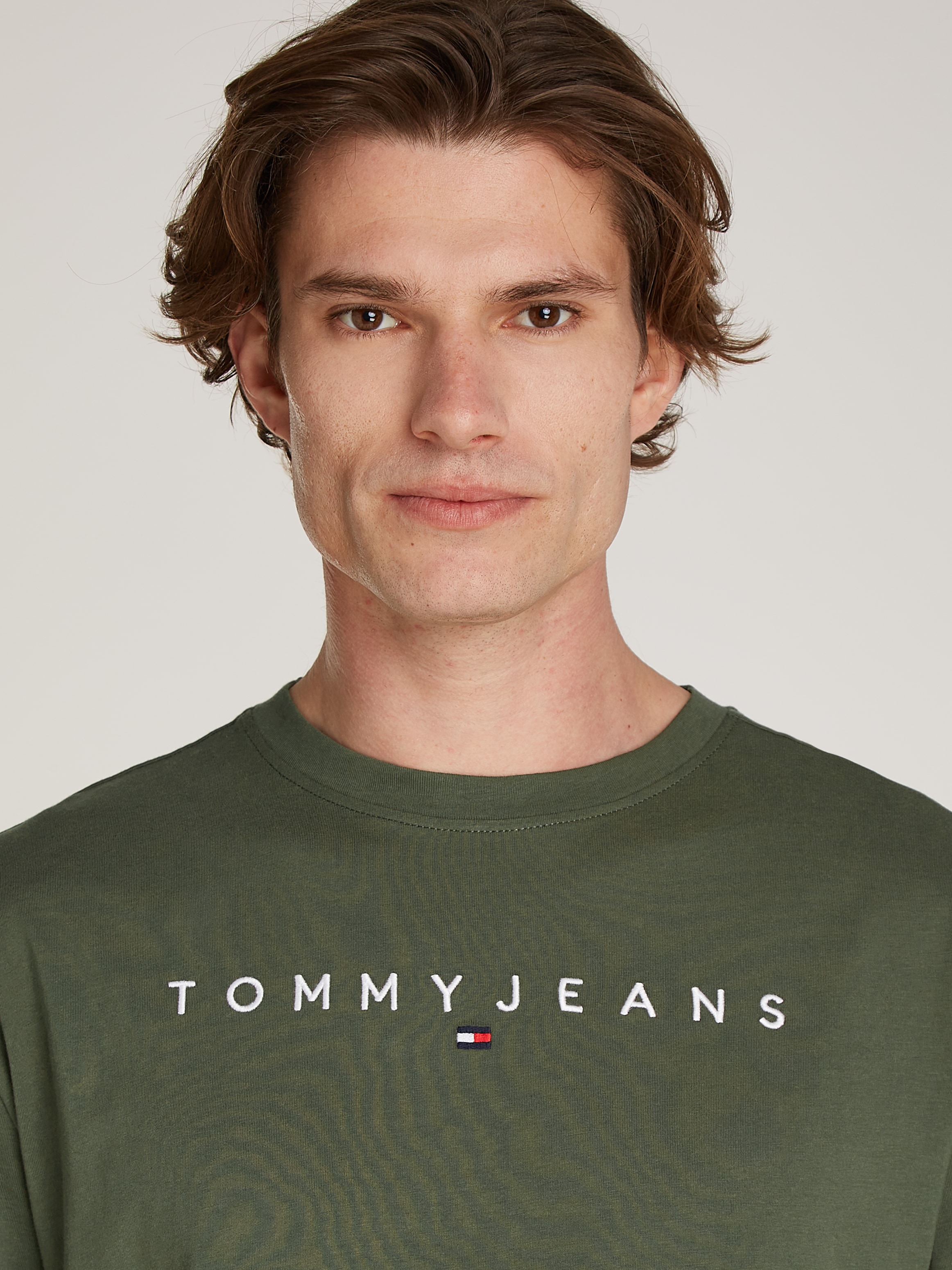 Tommy Jeans T-Shirt »TJM REG LINEAR LOGO TEE EXT«, mit Markenlabel