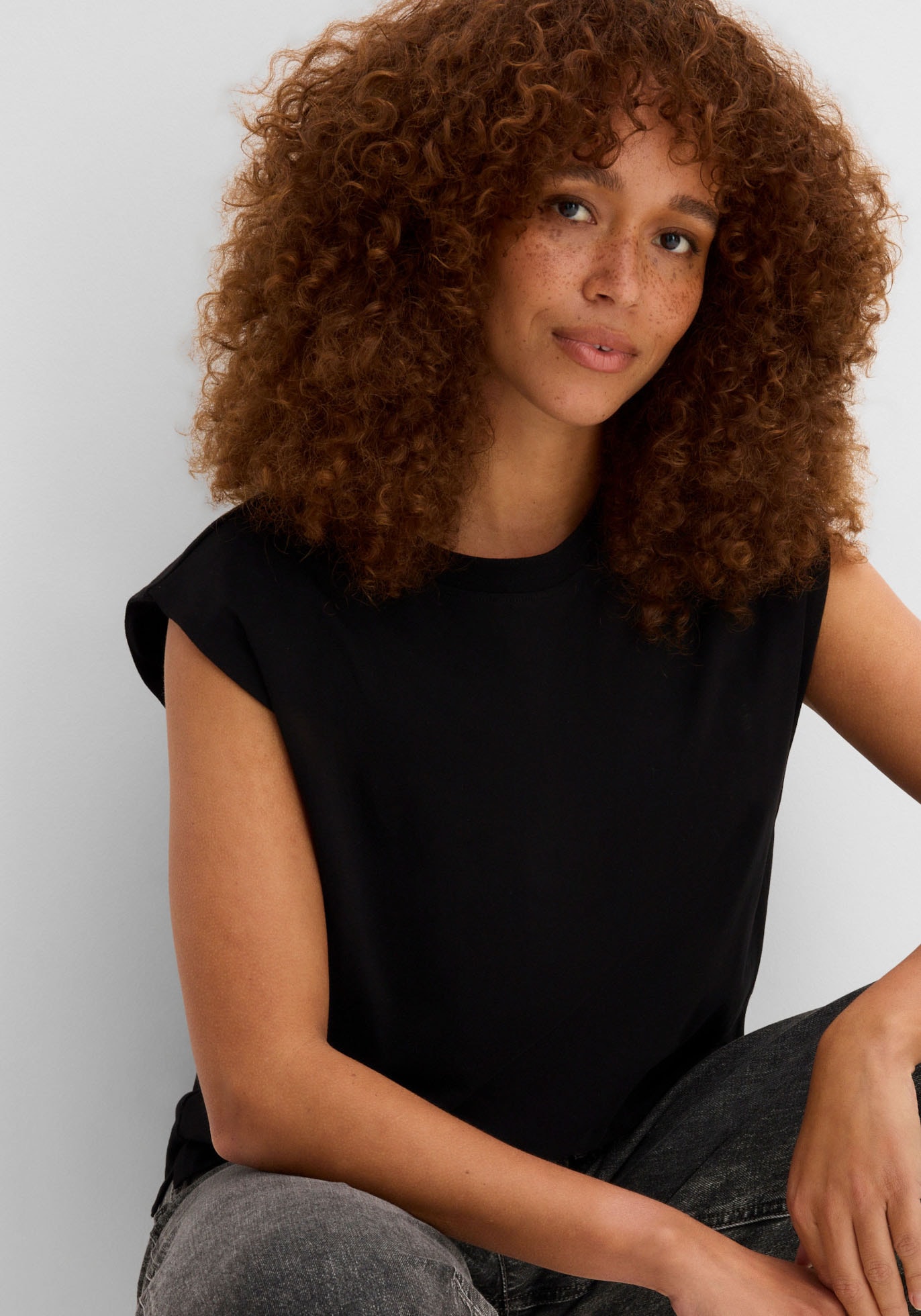 bonprix Oversize-Shirt lässiger Oversize-Schnitt, verstärkte Schulter, ärmellos