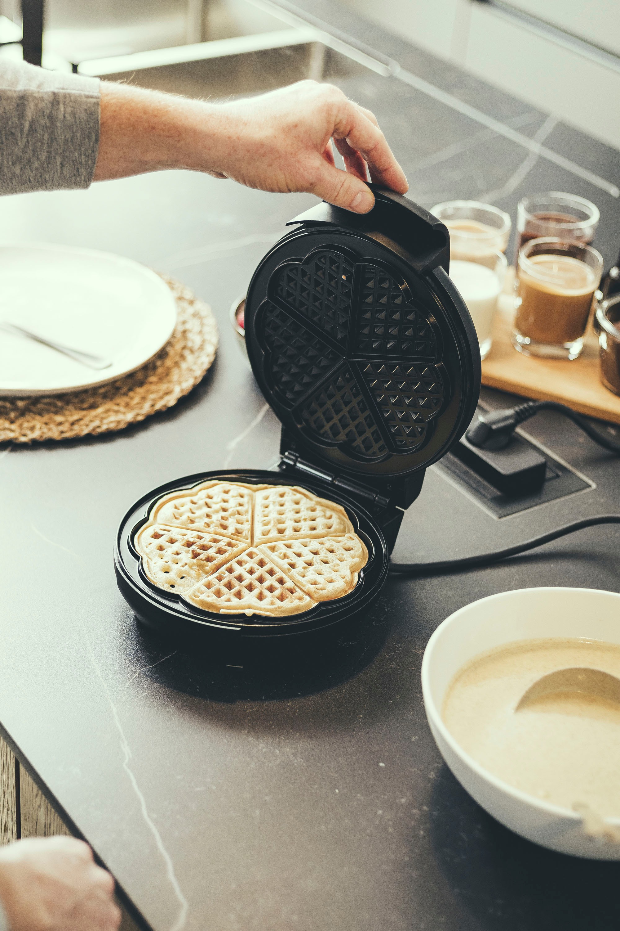 Severin Waffeleisen »WA 2103«, 1200 W, Waffeln in Herzform, Antihaftbeschichtung, Temperaturregler, Backampel