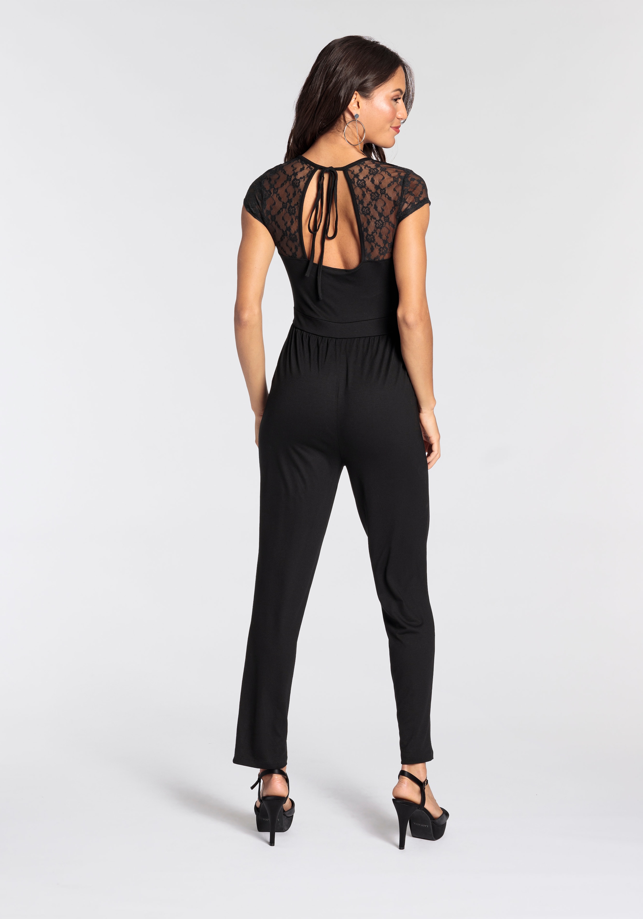 Melrose Overall, mit eleganten Spitzen-Details - NEUE KOLLEKTION