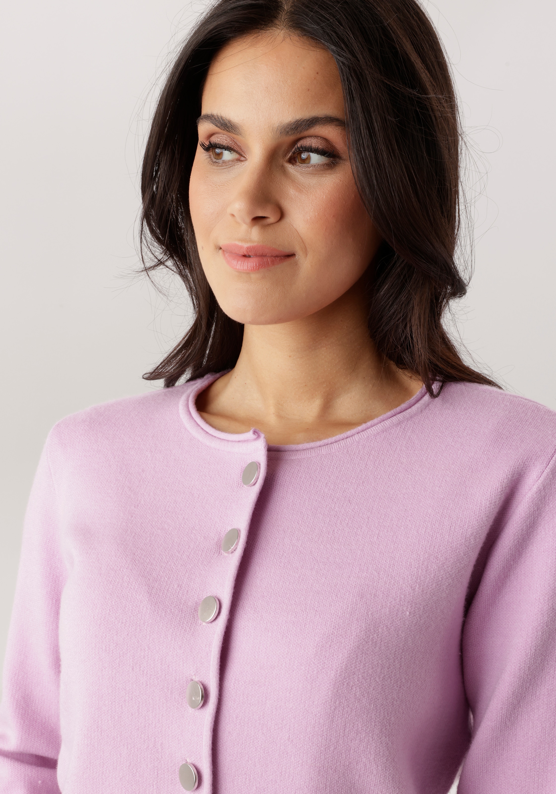 Aniston SELECTED Strickjacke mit Rollkante am Ausschnitt und schmucken Knöpfen - NEUE KOLLEKTION