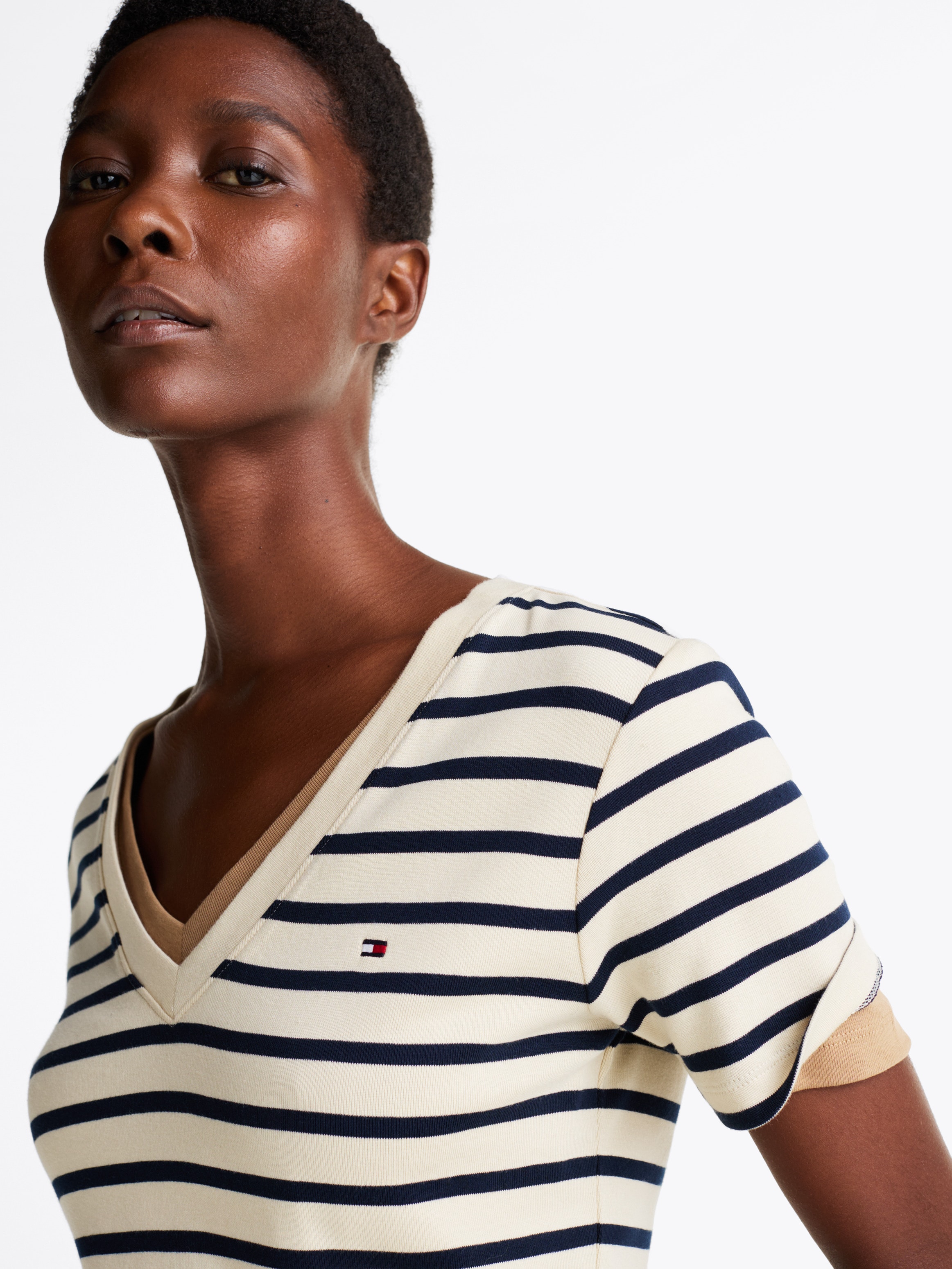 Tommy Hilfiger T-Shirt »SLIM CODY V-NK SS mit V-Ausschnitt und Streifen«, gestreift, casual, slim fit, Baumwolle, V-Ausschnitt
