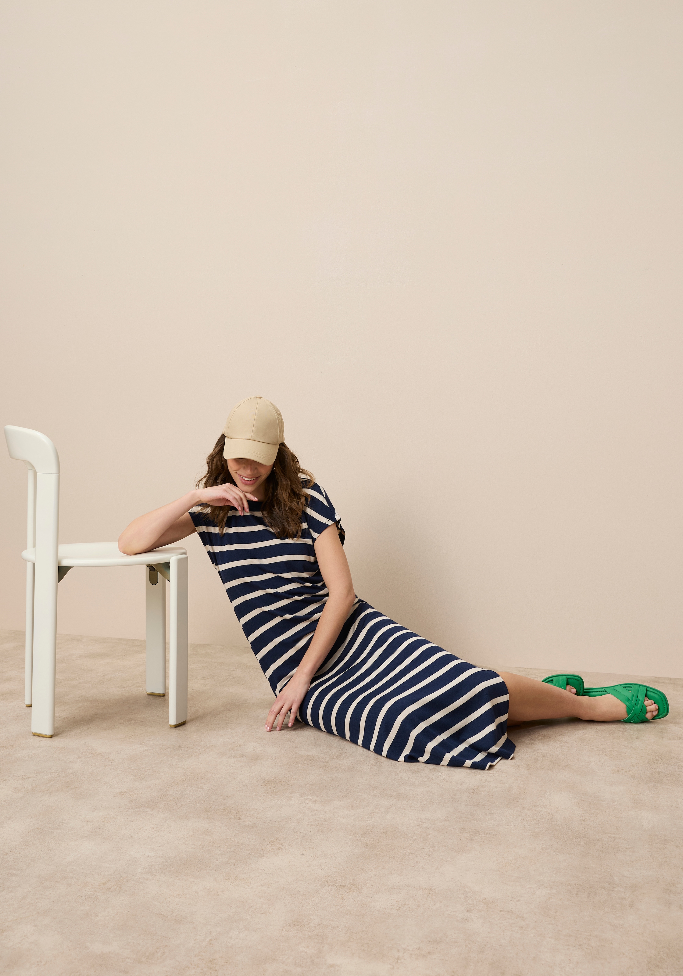 Tamaris Strickkleid mit lässigem Schnitt und seitlichen Schlitz