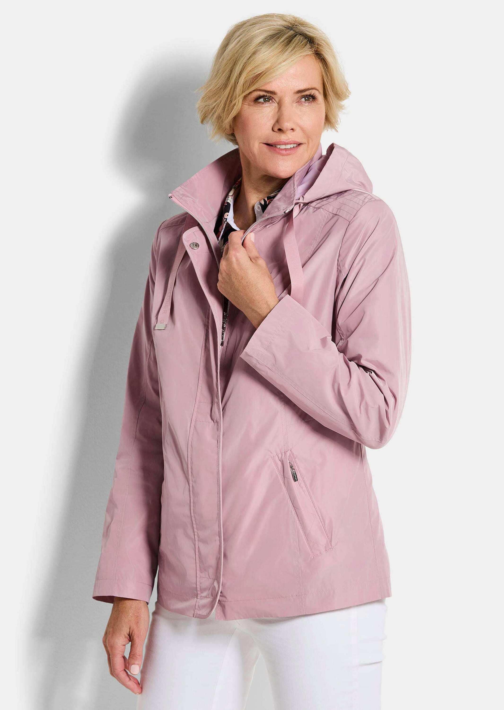 GOLDNER Kurzjacke »Kurzgröße Outdoor-Jacke mit Kapuze« Ziersteppungen an Schulter und verdeckter Leiste