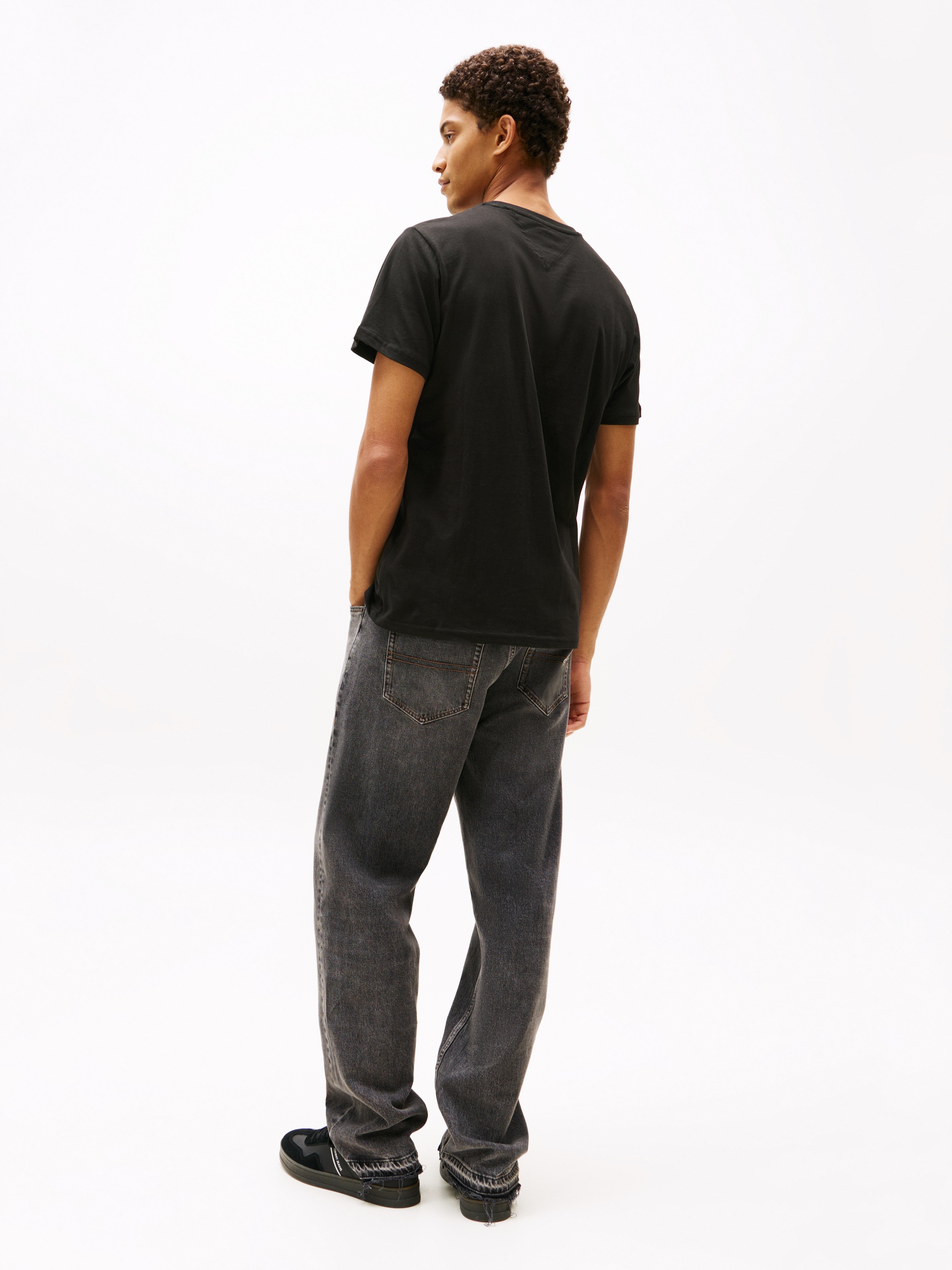 Tommy Jeans T-Shirt »TJM SLIM ESSENTIAL FLAG TEE EXT«, Mit Rundhalsausschnitt