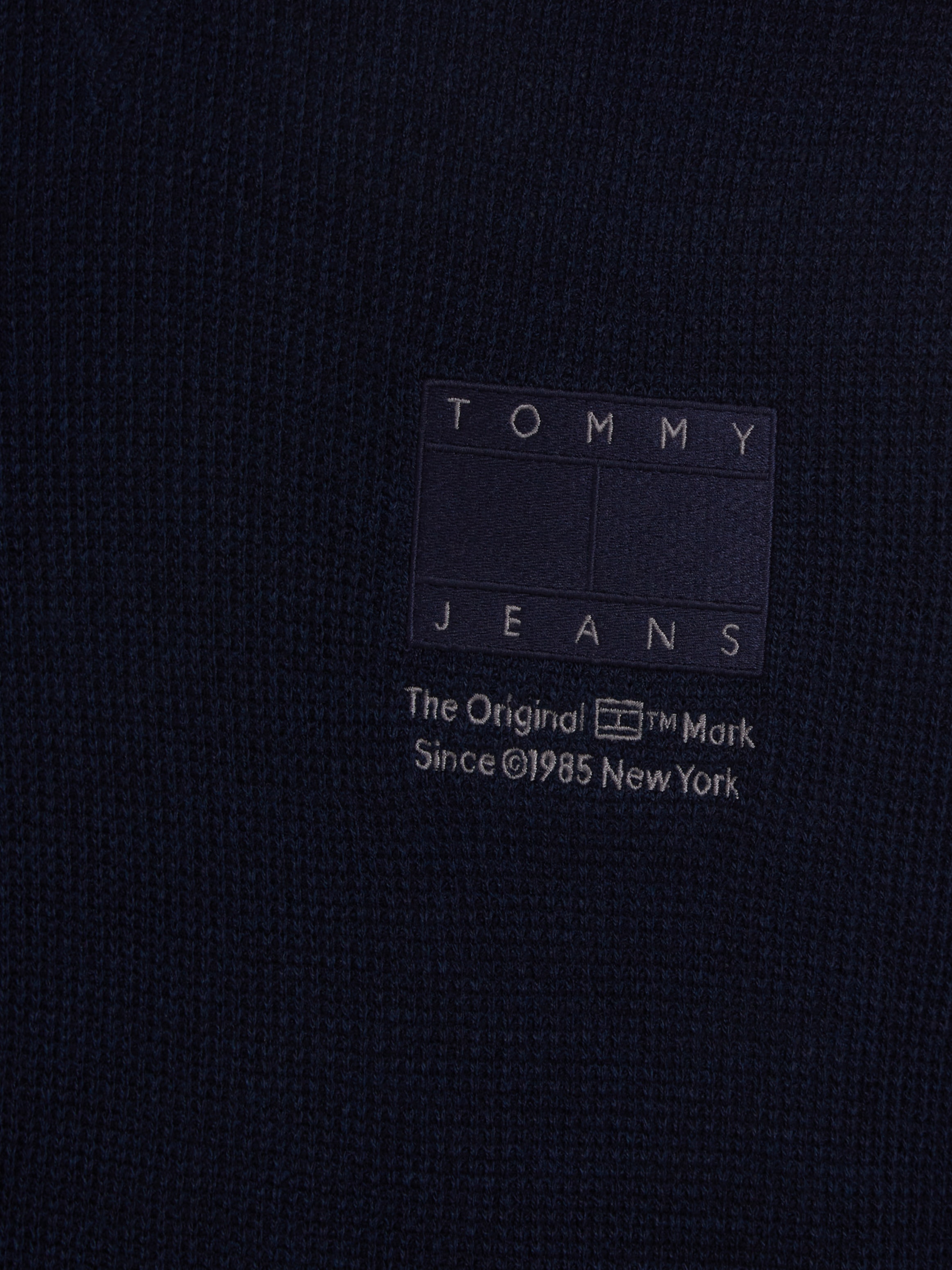 Tommy Jeans Strickpullover »TJM REG STRCT TONAL FLAG SWEATER«, mit Markenlabel auf der Brust