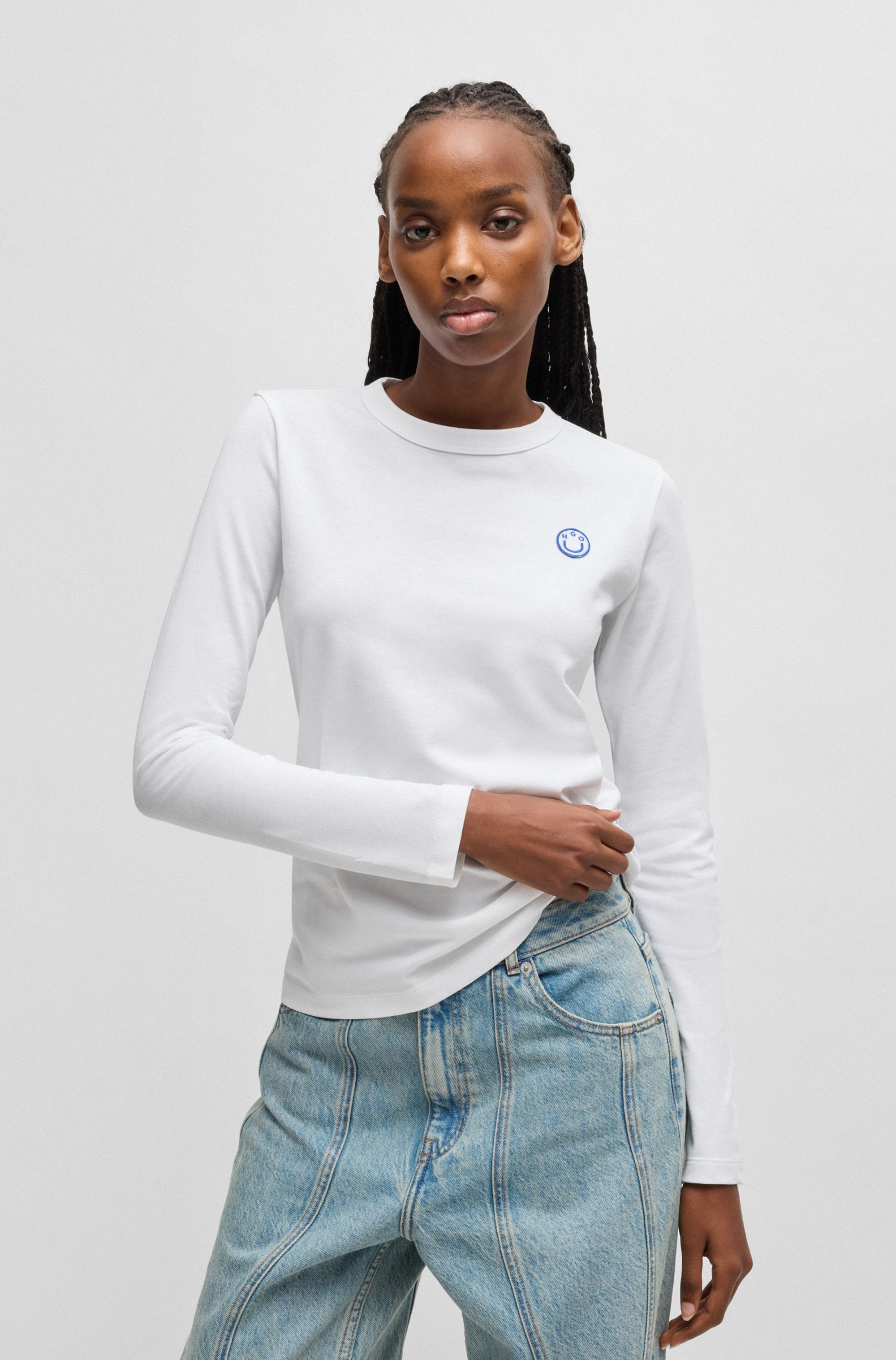 HUGO Blue Longsleeve »Daliria«, mit Label-Badge mit HAPPY HUGO Logo