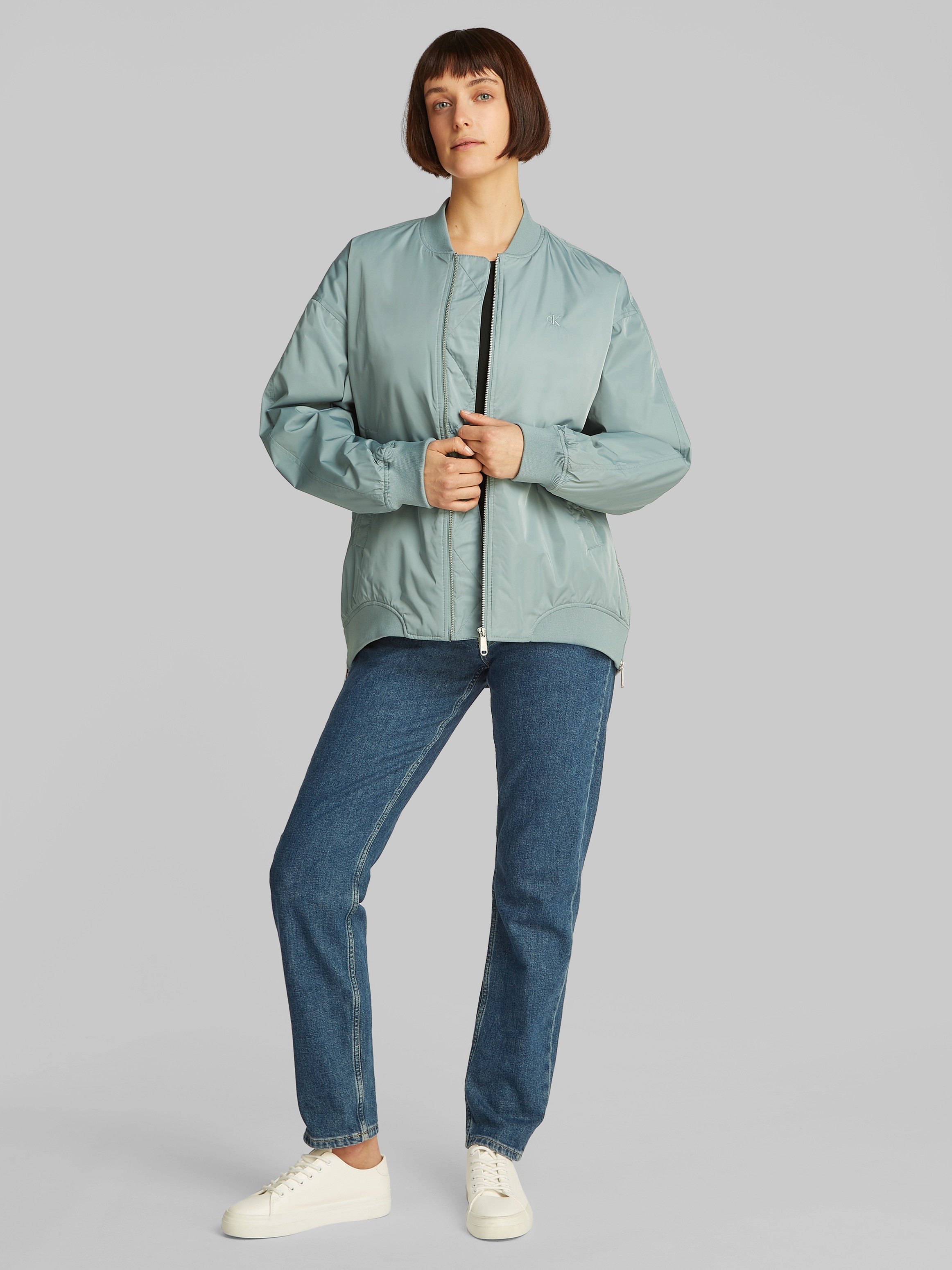 Calvin Klein Jeans Bomberjacke »LONG BOMBER«, mit Logodruck, Rumpfabschluss verengt durch Gummizug