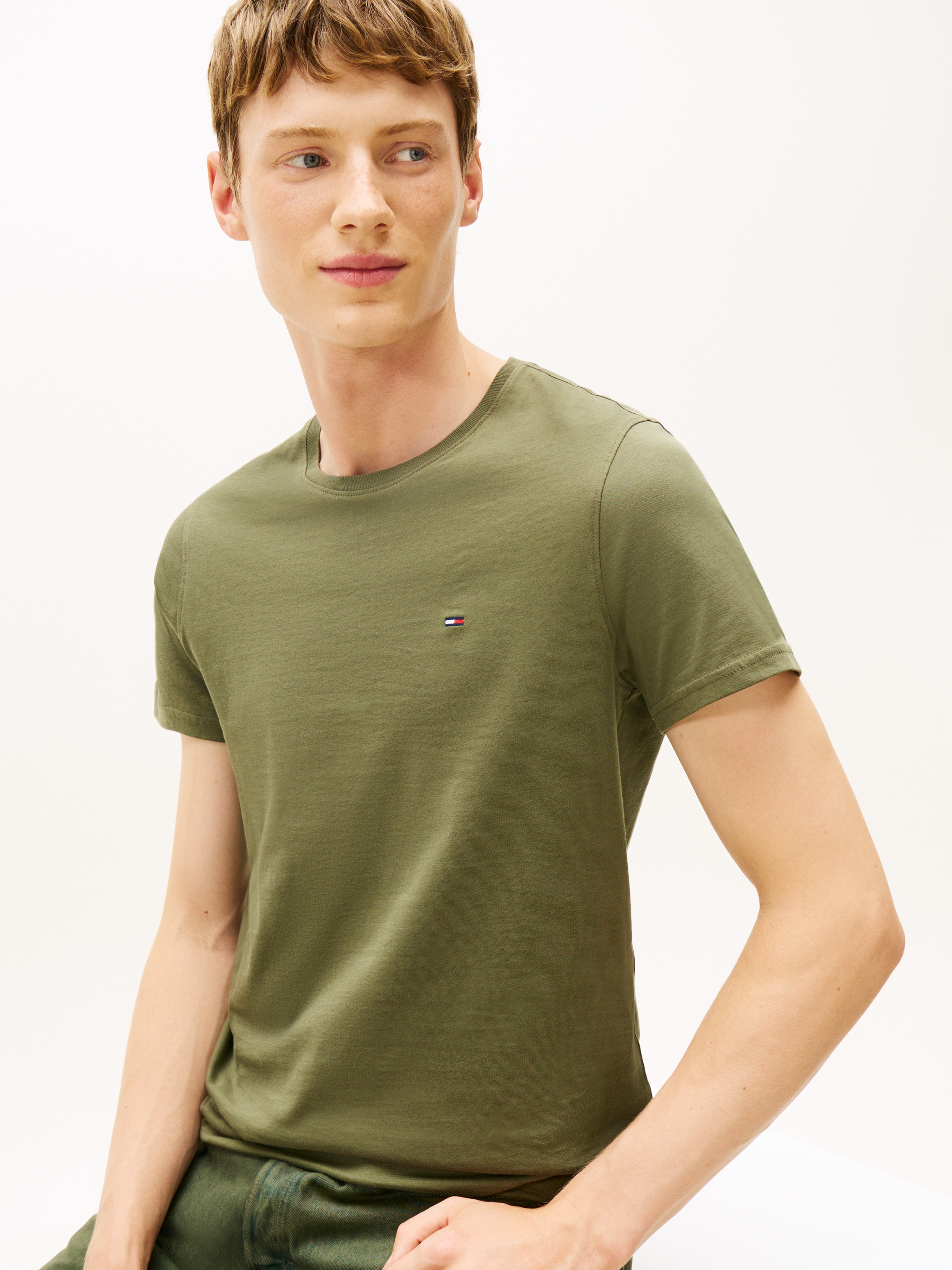 Tommy Jeans T-Shirt »TJM ESSENTIAL SOLID TEE« mit Rundhalsausschnitt und dezenter Logo-Flag