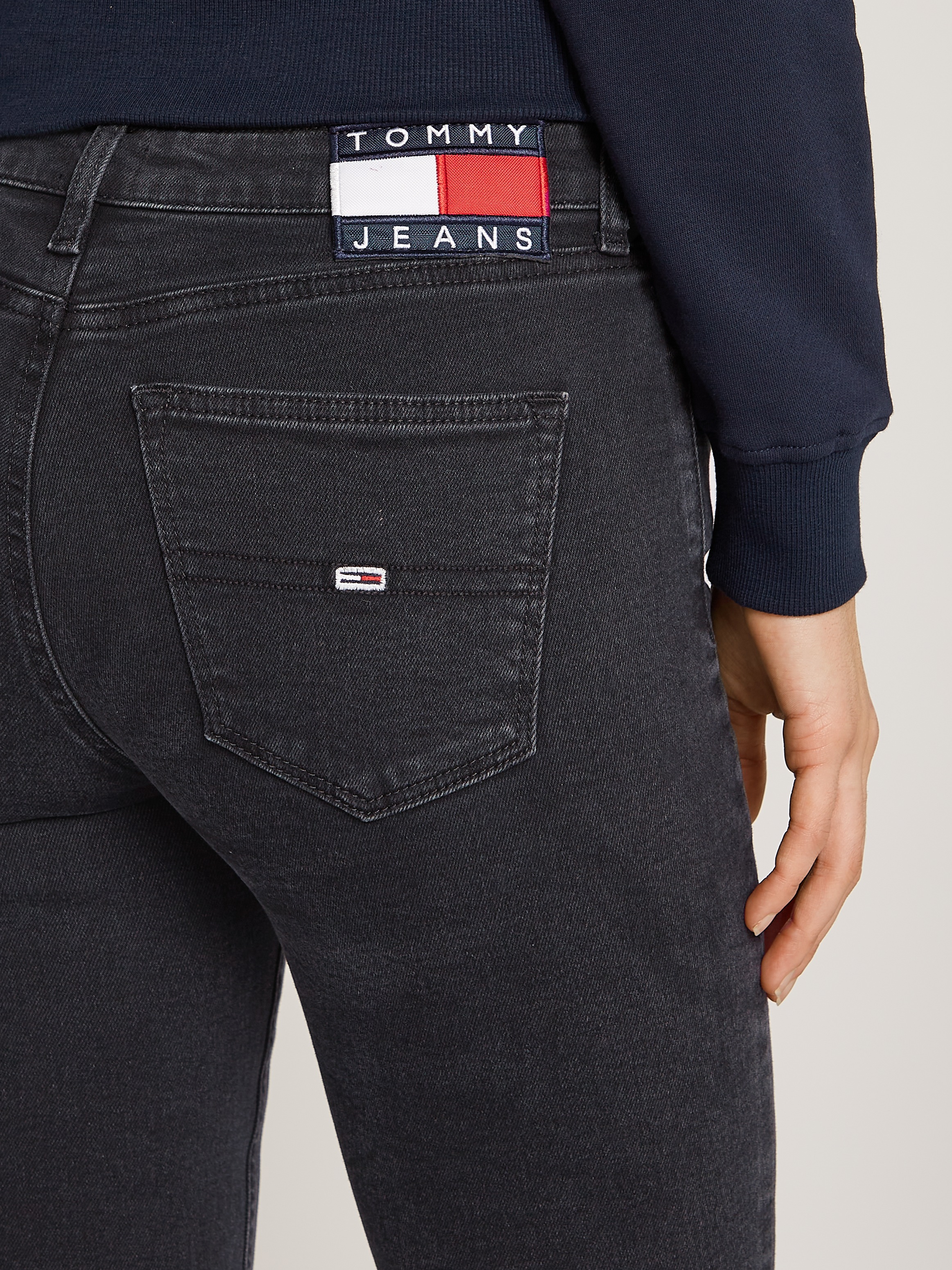 Tommy Jeans Skinny-fit-Jeans »NORA MD SKN BF CG4282«, mit Logo-Badge und Stickereien