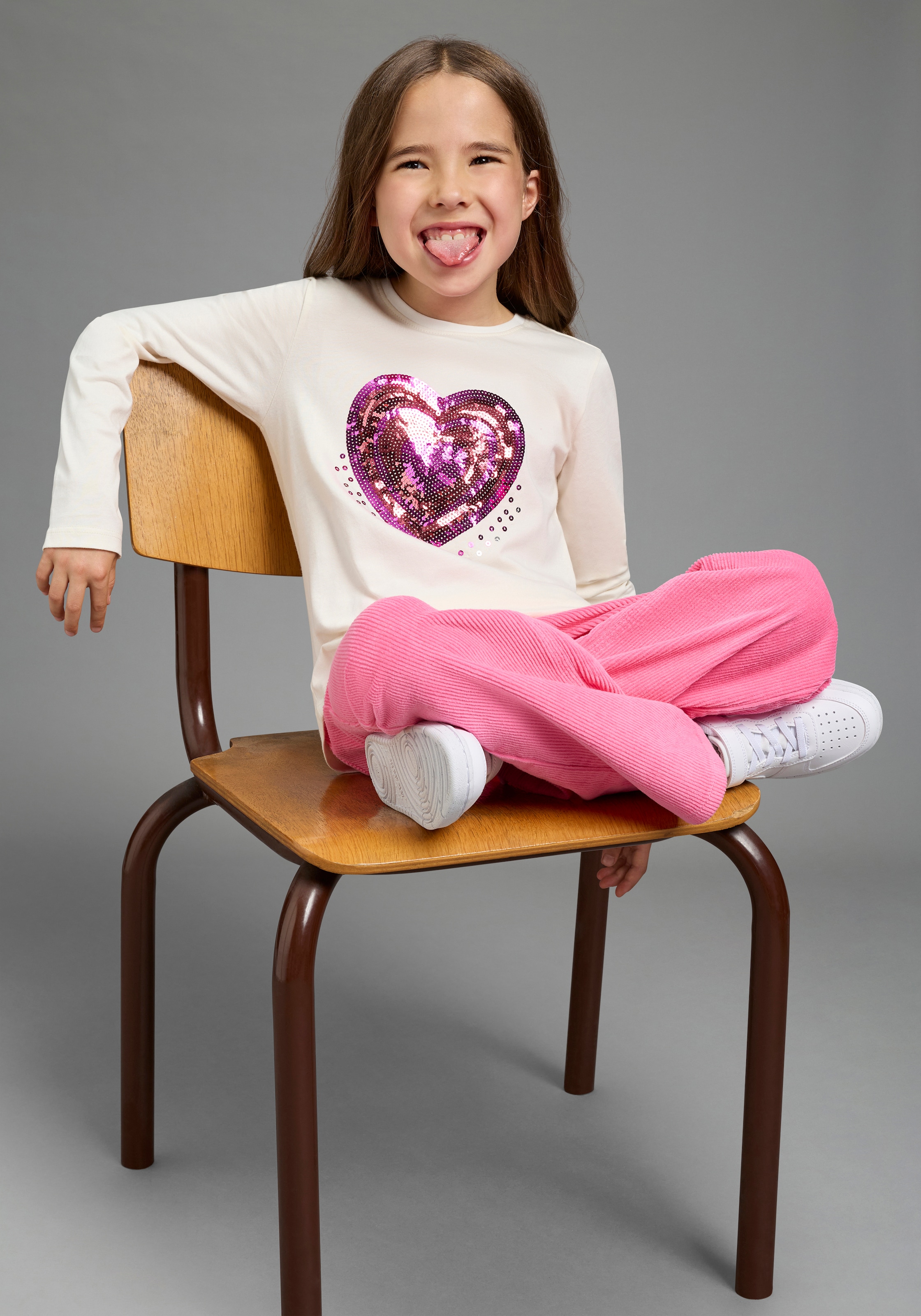 Scout Langarmshirt »Süßes Shirt mit großer Herz-Pailletten Applikation - NEU von SCOUT« Pailletten besetztes Shirt, hüftlange Basic-Passform, Langarm