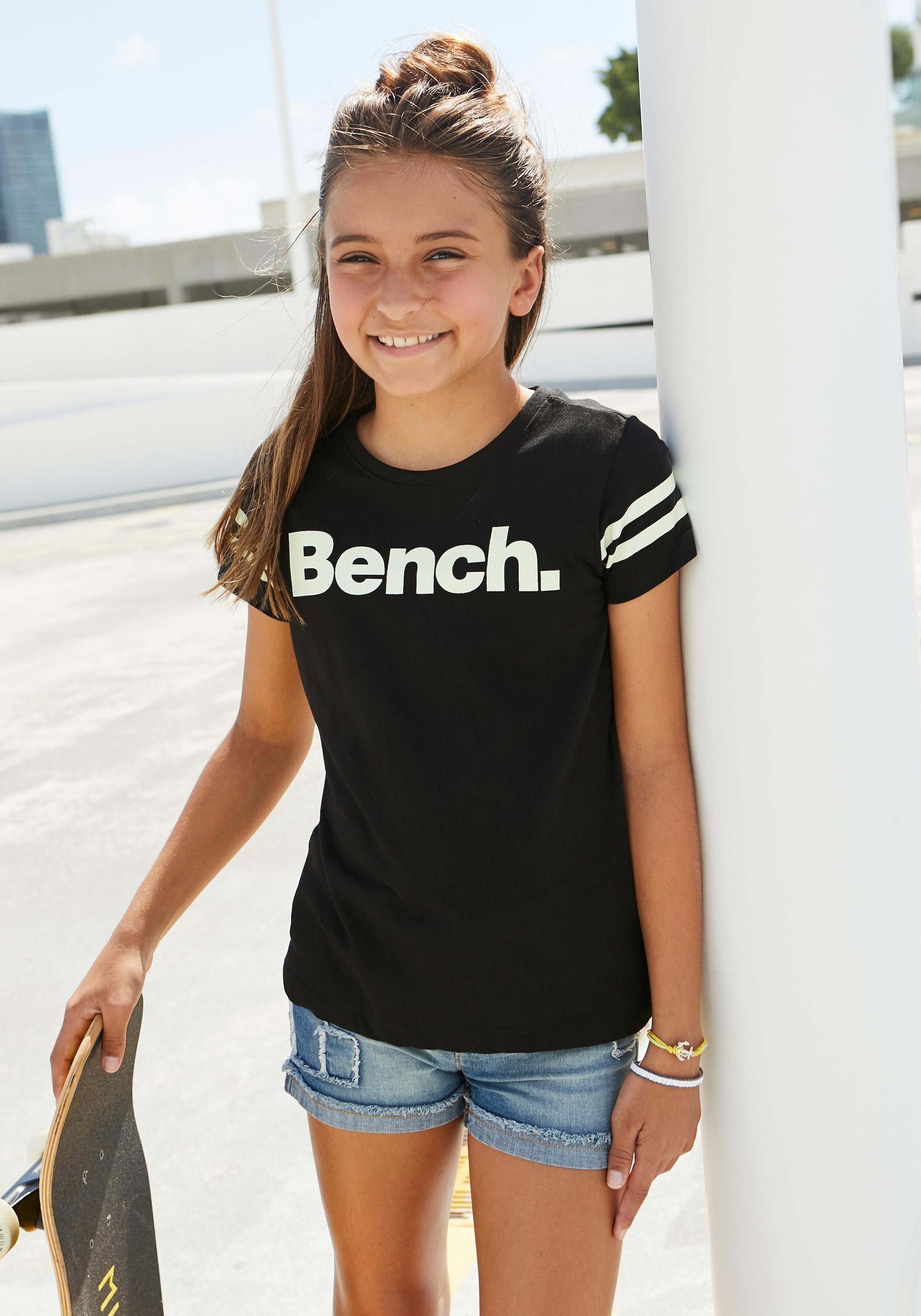 Bench. T-Shirt »Print leuchtet im Dunkeln«, mit Streifen am Ärmel online  bei OTTO | T-Shirts