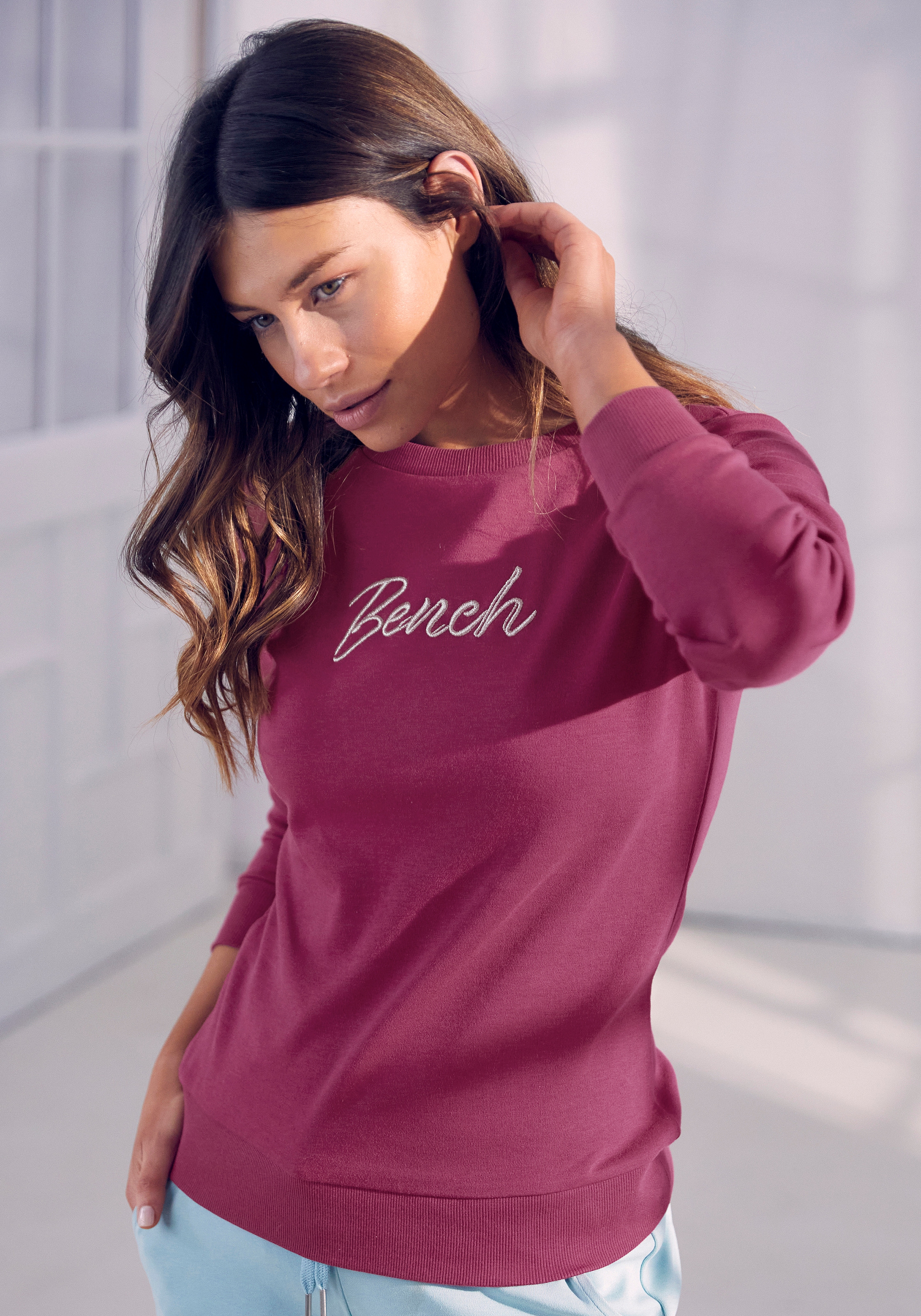 Bench. Loungewear Sweatshirt, mit glänzender Logostickerei, Loungewear,  Loungeanzug online bei OTTO