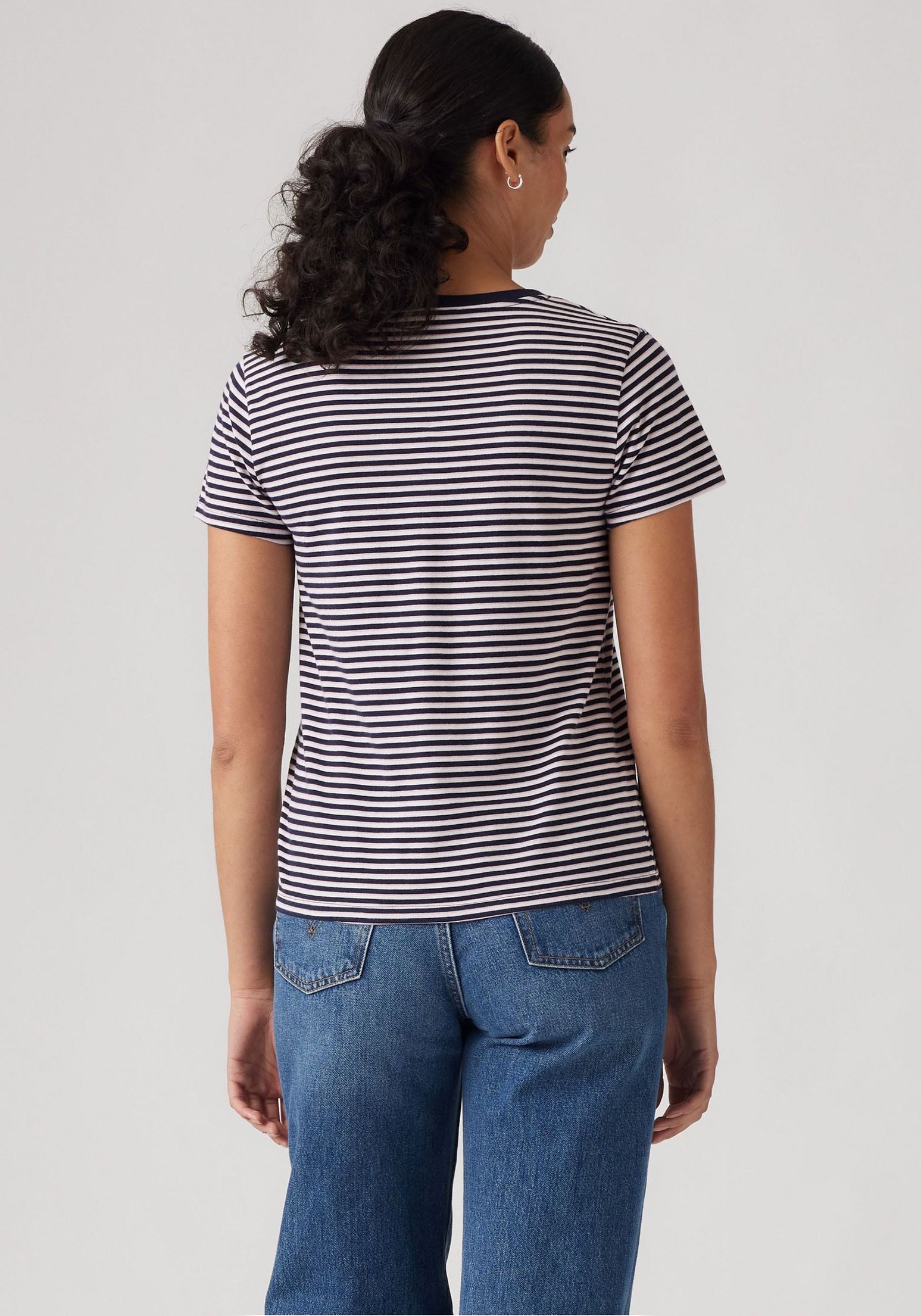 Levi's® V-Shirt »PERFECT VNECK«, mit Mini-Batwing-Logostickerei