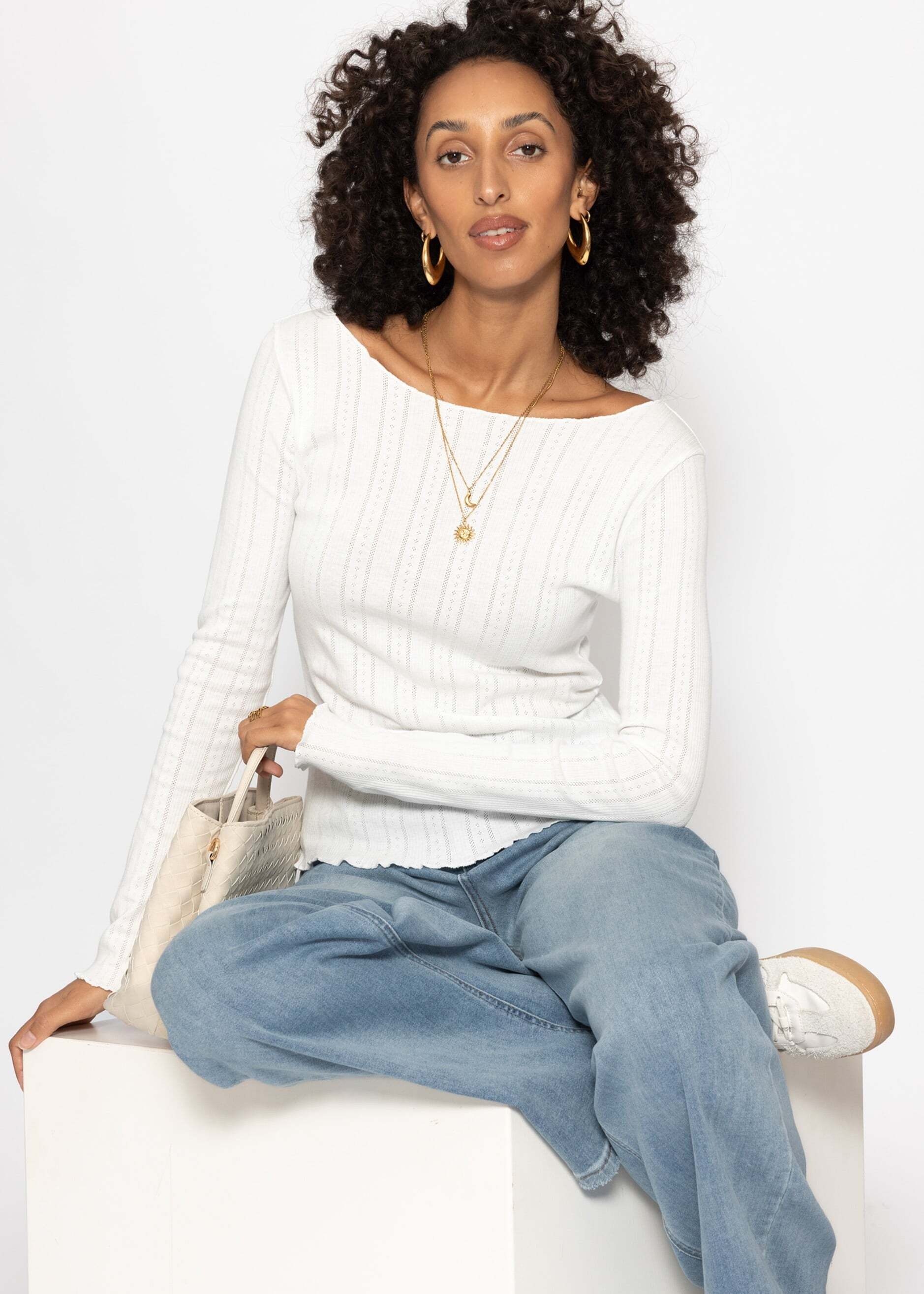 SASSYCLASSY Langarmshirt »Pointelle Langarmshirt« Feminines Top mit Lochmuster, gewelltem Saum und U-Boot Ausschnitt