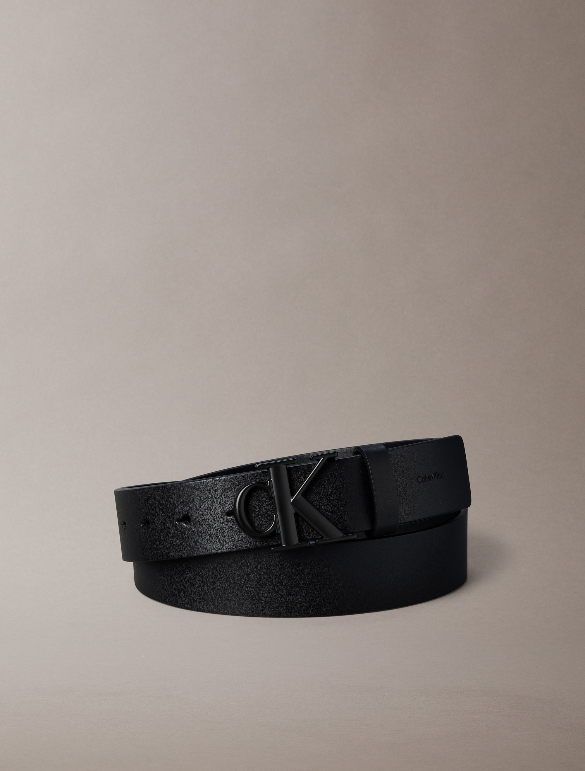 Calvin Klein Ledergürtel »CK BUCKLE SMOOTH 35MM« Größenverstellbar mit Metallschließe