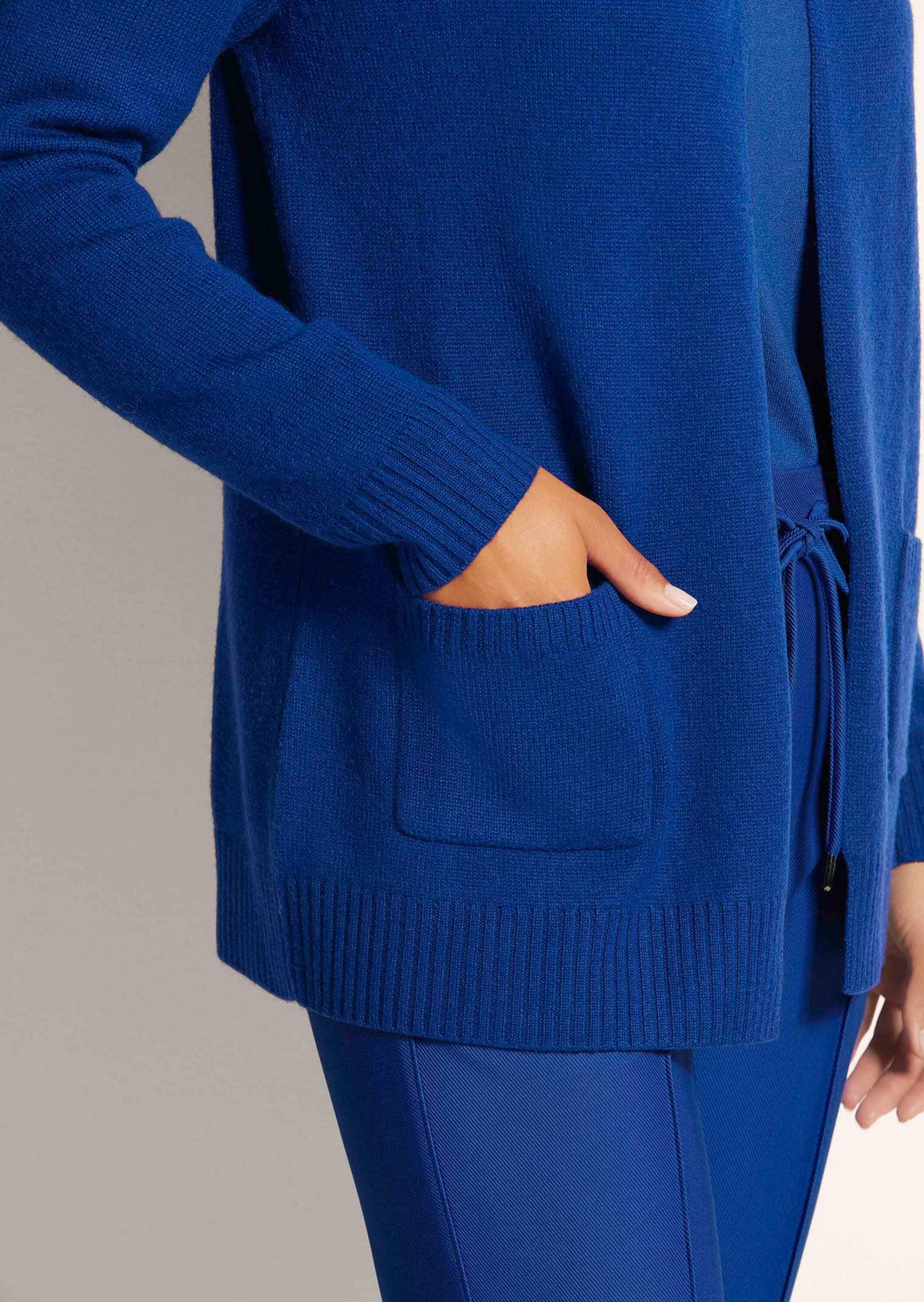 MADELEINE Strickjacke »Strickjacke Verkürzte Schurwolljacke mit Stehkragen«