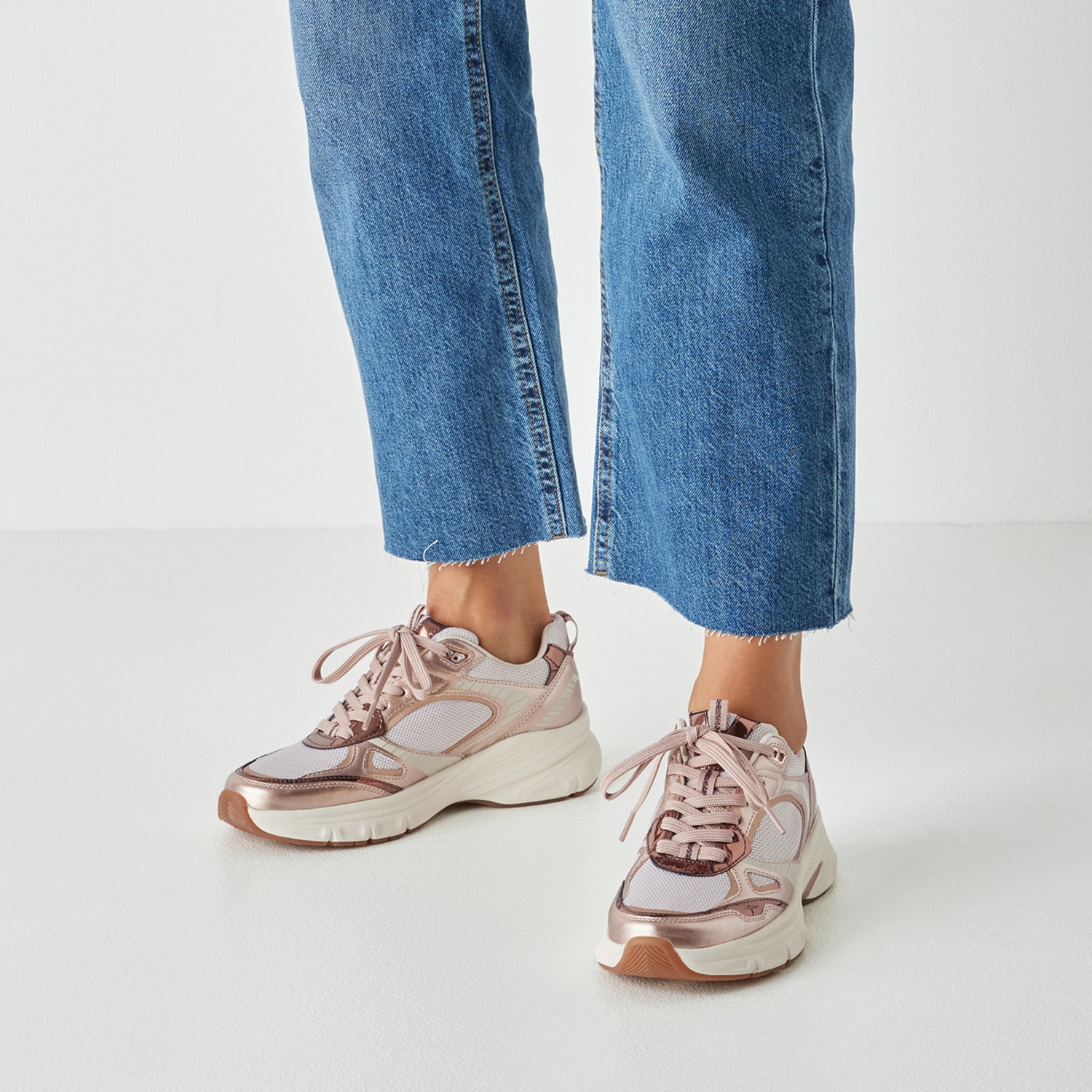 Tamaris Plateausneaker  , Freizeitschuh, Halbschuh, Schnürschuh mit Besätzen in Metallic-Optik