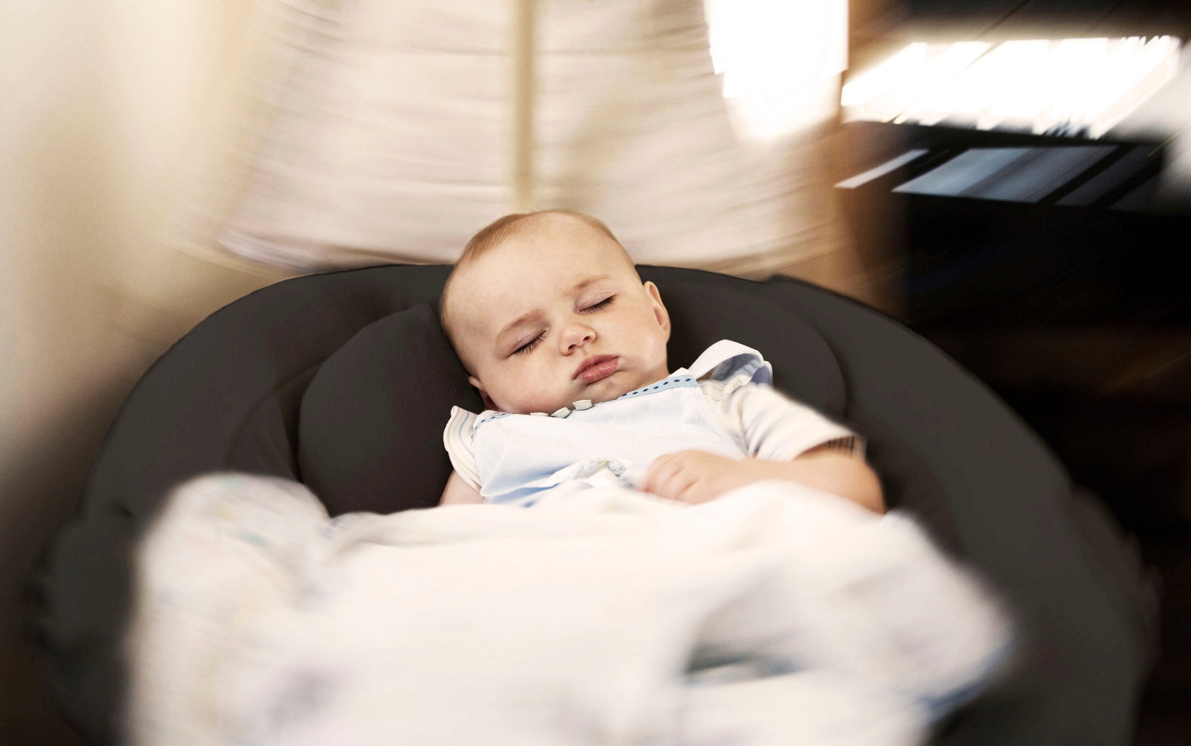 BabyGo Hochstuhl »Family Homey Set, grau/hellgrau« () mit elektrischer Babywippe inkl. Spielbogen