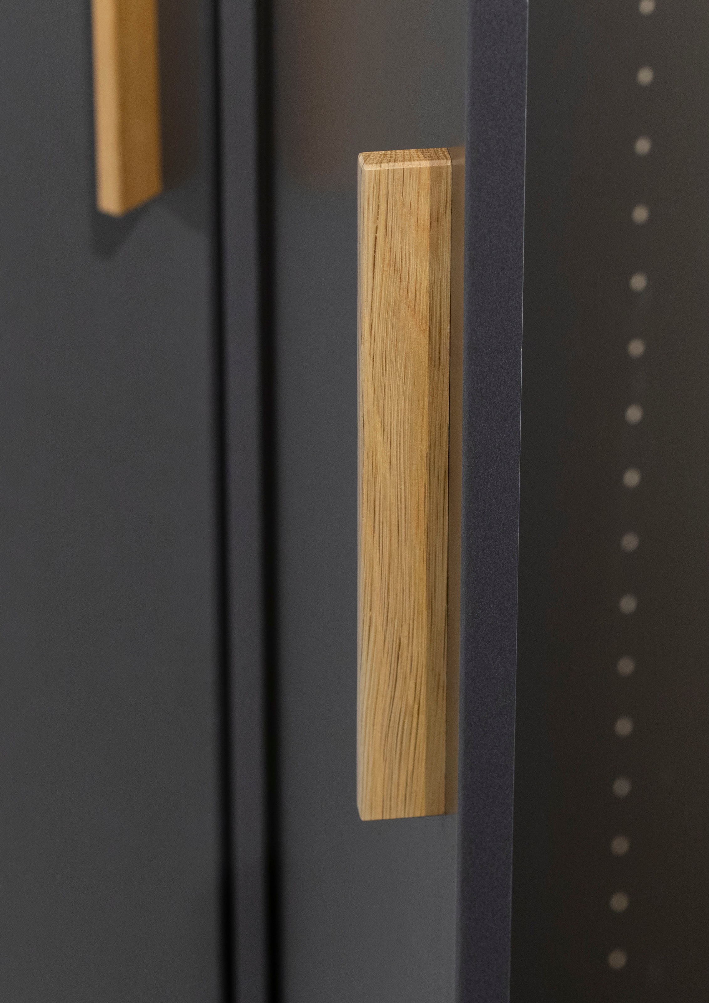 rauch Drehtürenschrank »Kleiderschrank Schrank Garderobe Wäscheschrank SHINJO«, (in 3 verschiedenen Ausstattungen BASIC/CLASSIC/PREMIUM), Griffe und Füße aus Massivholz mit 2 Schubladen MADE IN GERMANY