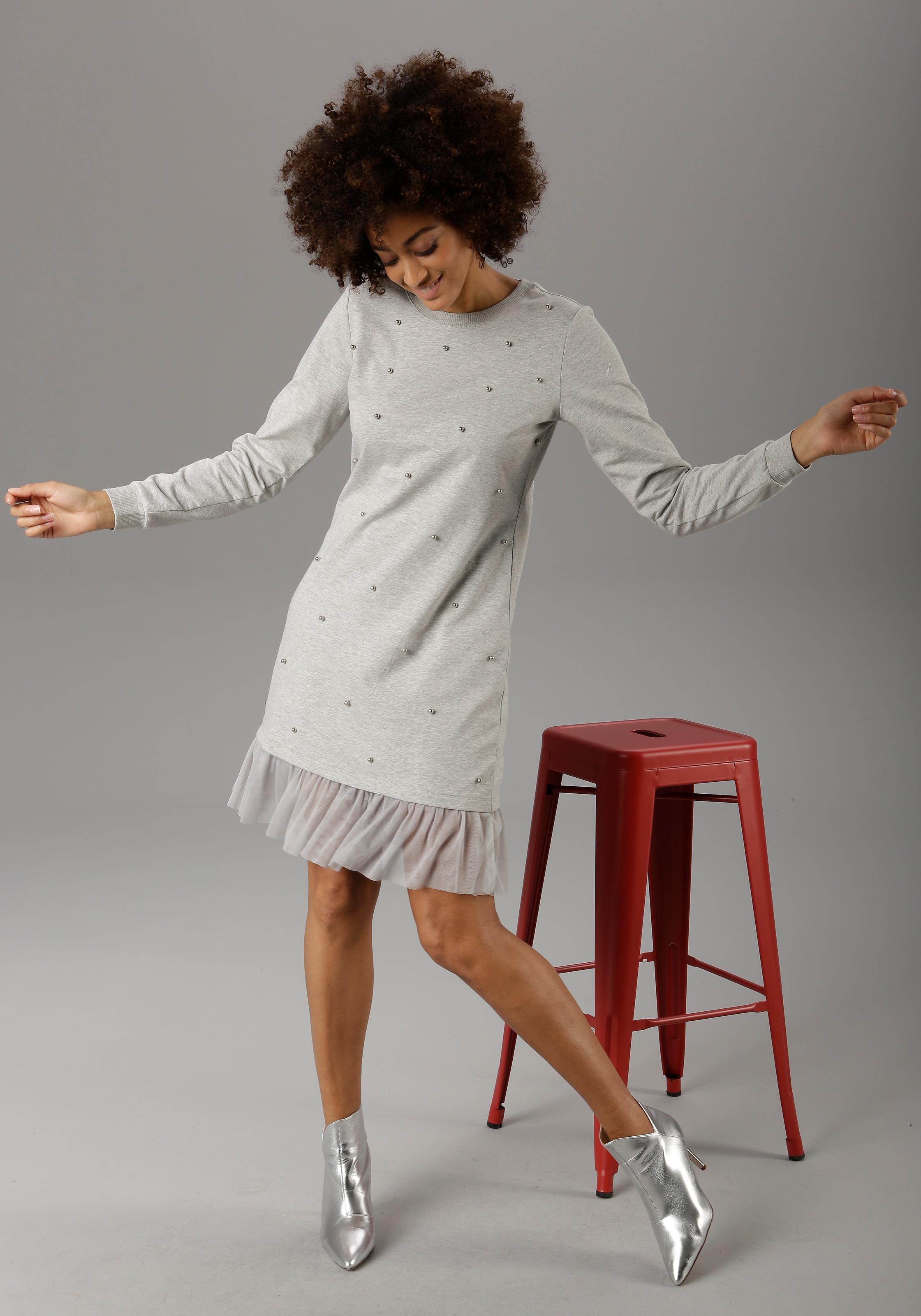 Aniston CASUAL Sweatkleid, mit glänzenden Zierperlen bestickt - NEUE KOLLEKTION