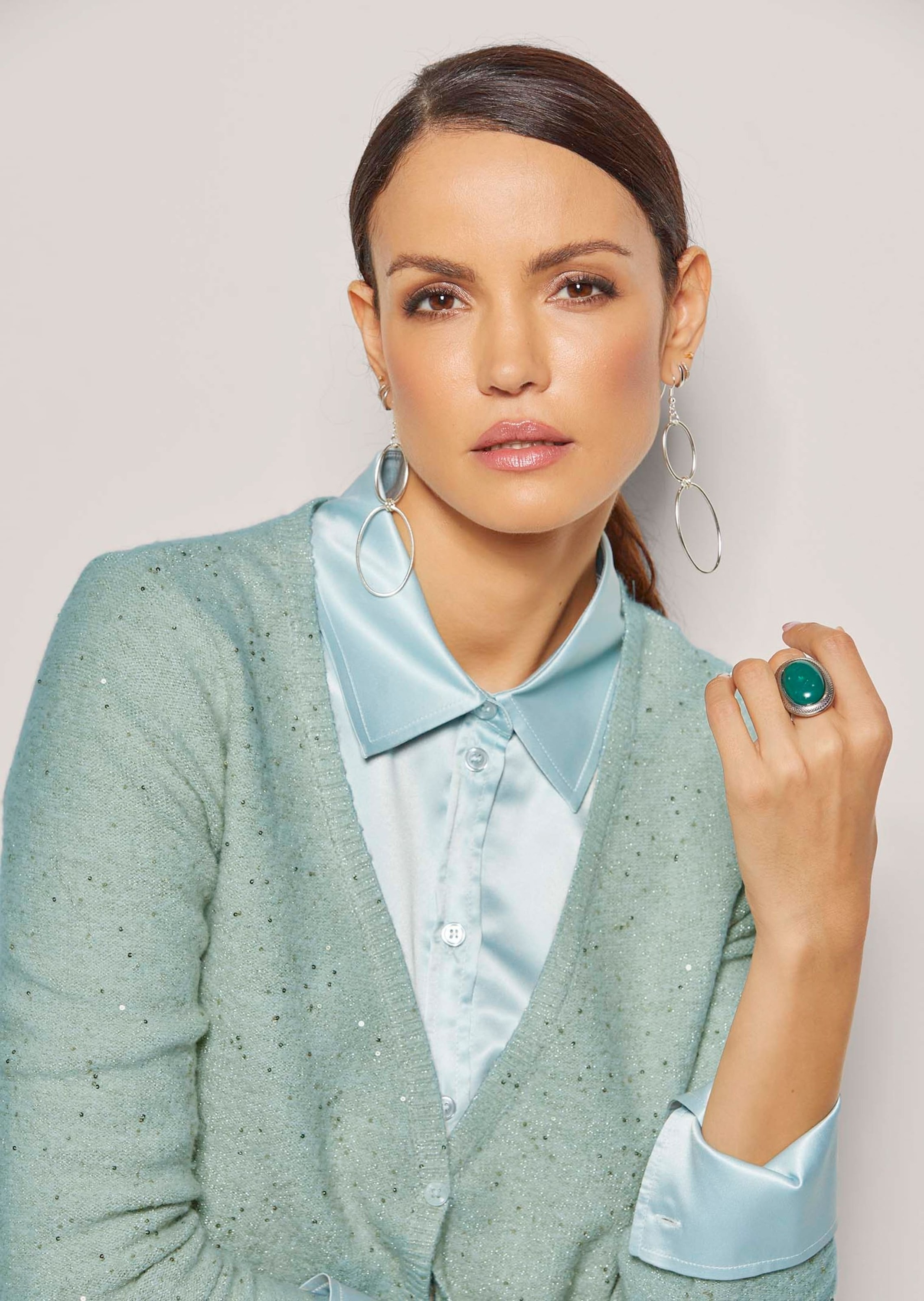 MADELEINE Strickjacke »Strickjacke Kurze Strickjacke mit Pailletten-Glanz«