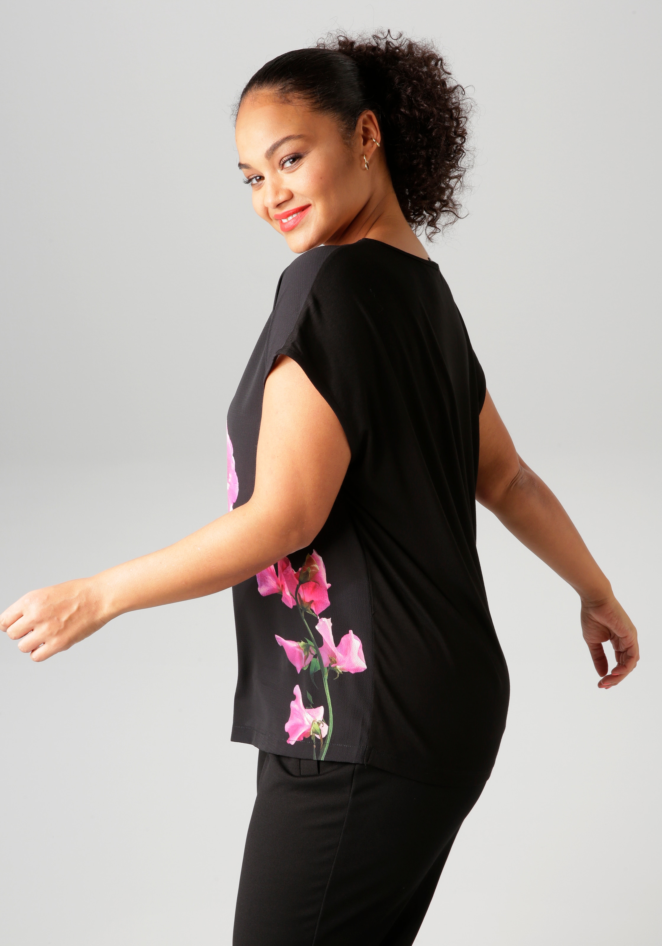 Aniston PLUS Shirtbluse, mit farbenfrohen, großflächigen Blumen bedruckt