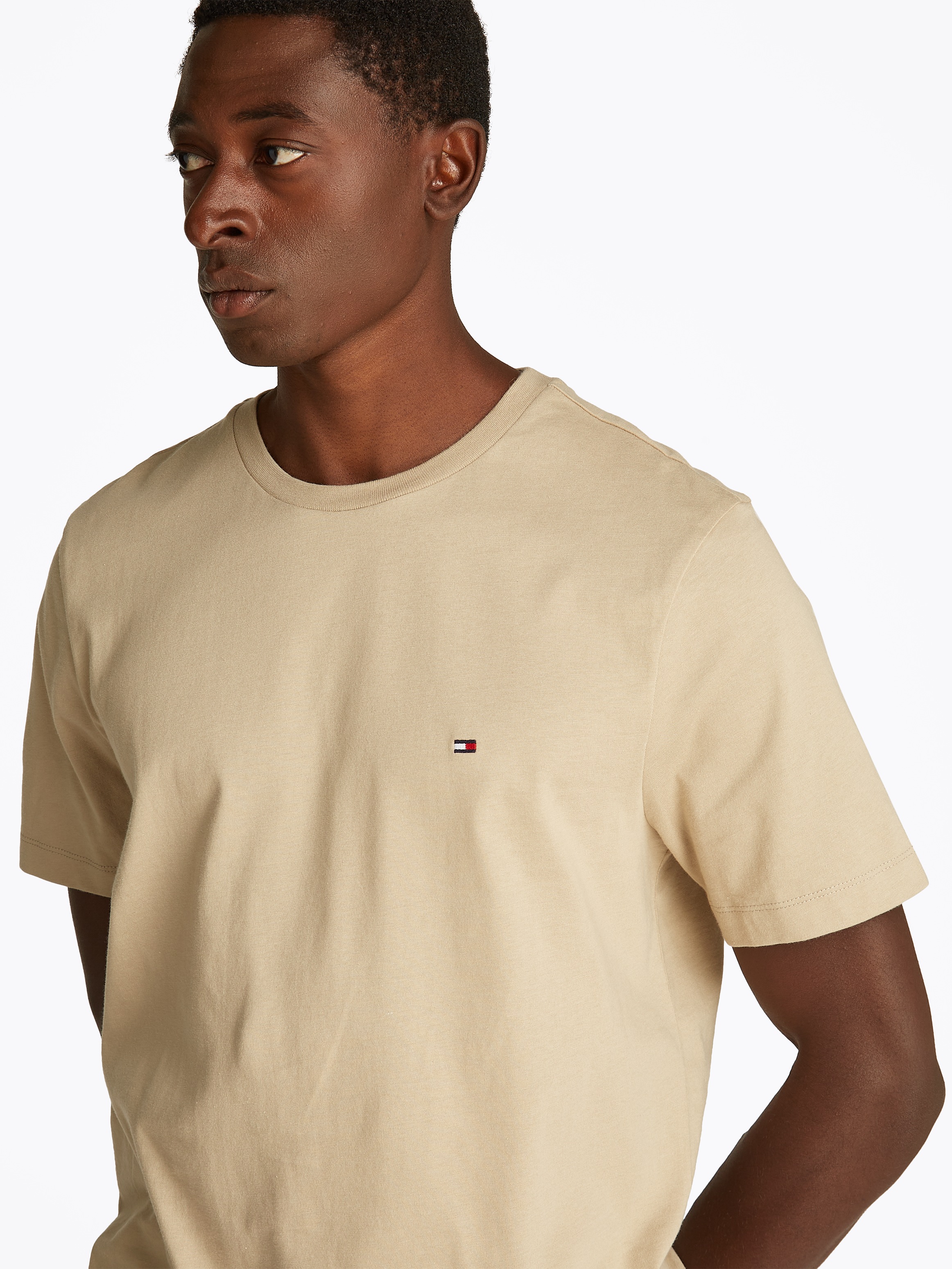 Tommy Hilfiger T-Shirt »ESSENTIAL REG FIT SOLID TEE«, mit Rundhalsausschnitt