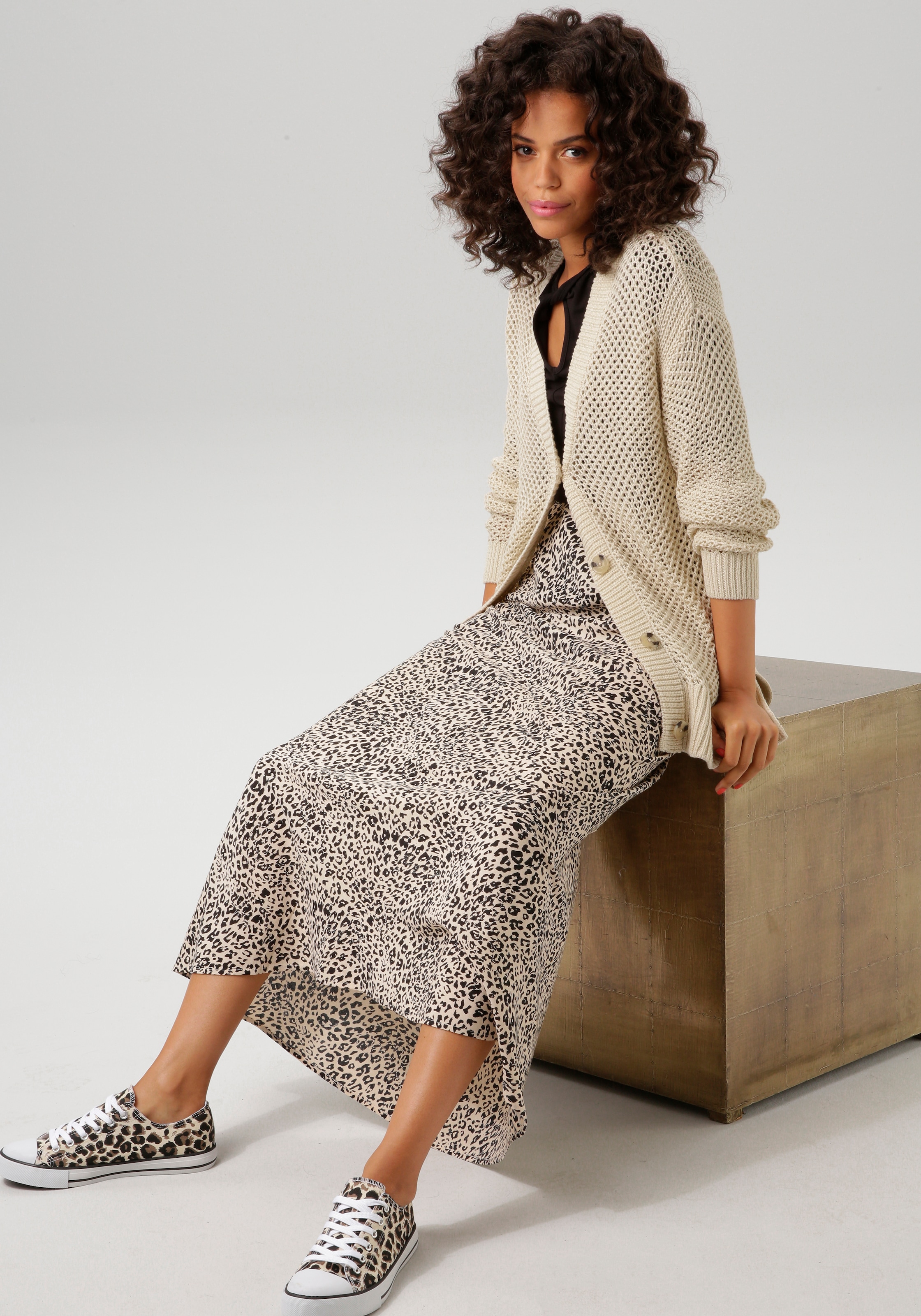 Aniston CASUAL Strickjacke, mit trendigem Lochstrick-Muster