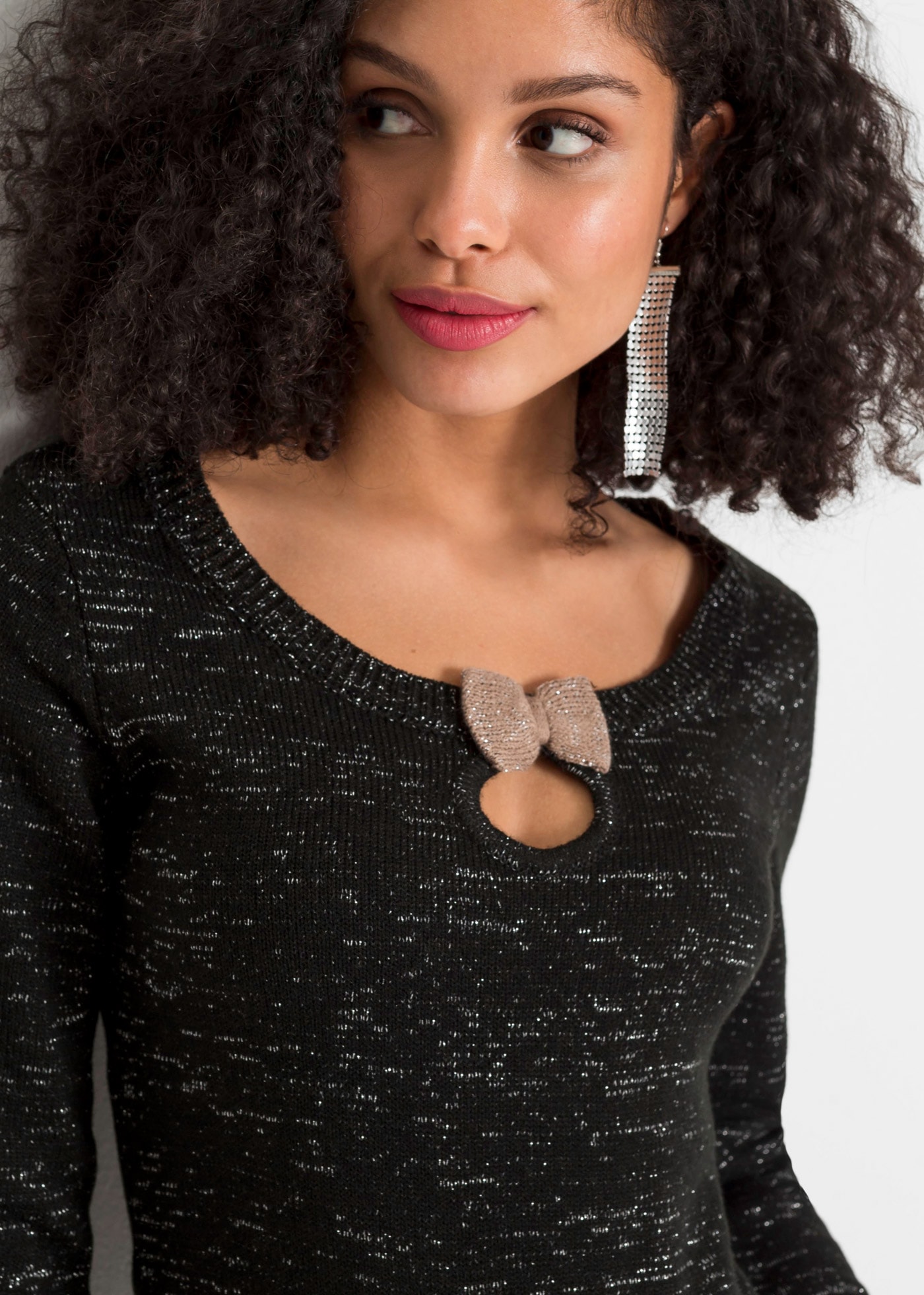 bonprix Strickpullover aus Polyacryl und metallisierten Fasern, mit dekorativer Schleife