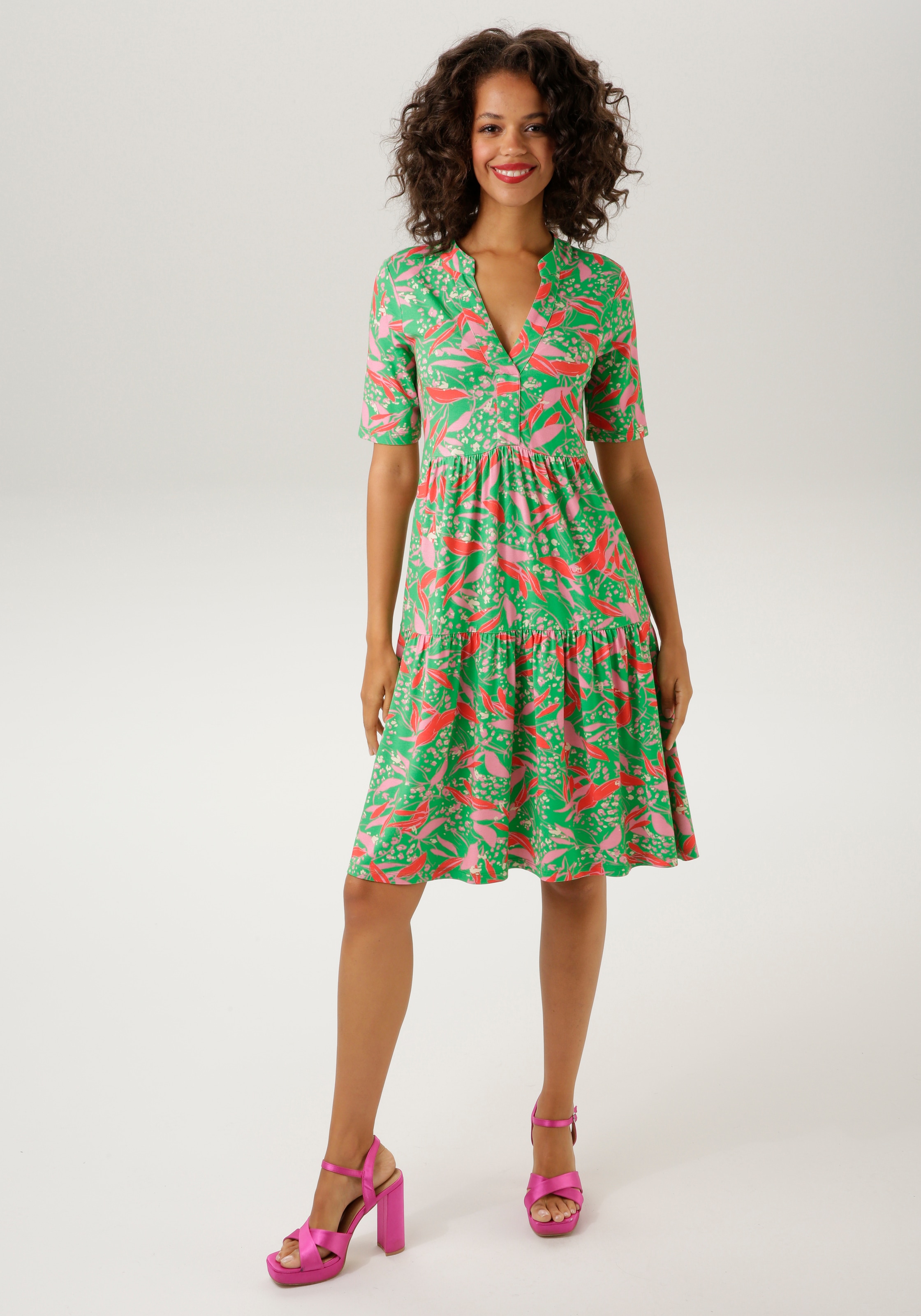 Aniston CASUAL Sommerkleid, mit trendfarbenem, - KOLLEKTION Blumendruck OTTOversand graphischem NEUE bei