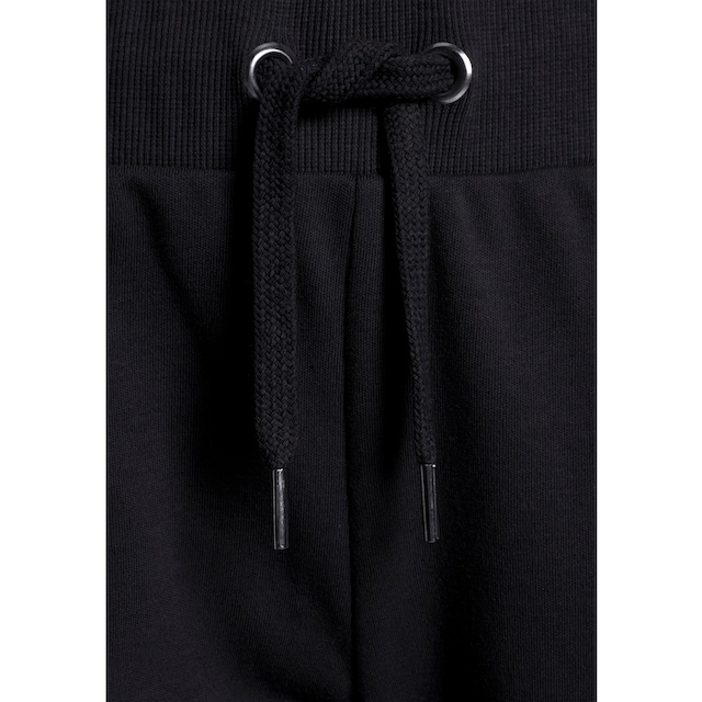 Bench. Loungewear Relaxhose, mit glänzender Logostickerei, Loungeanzug  online bei OTTO | Sweathosen