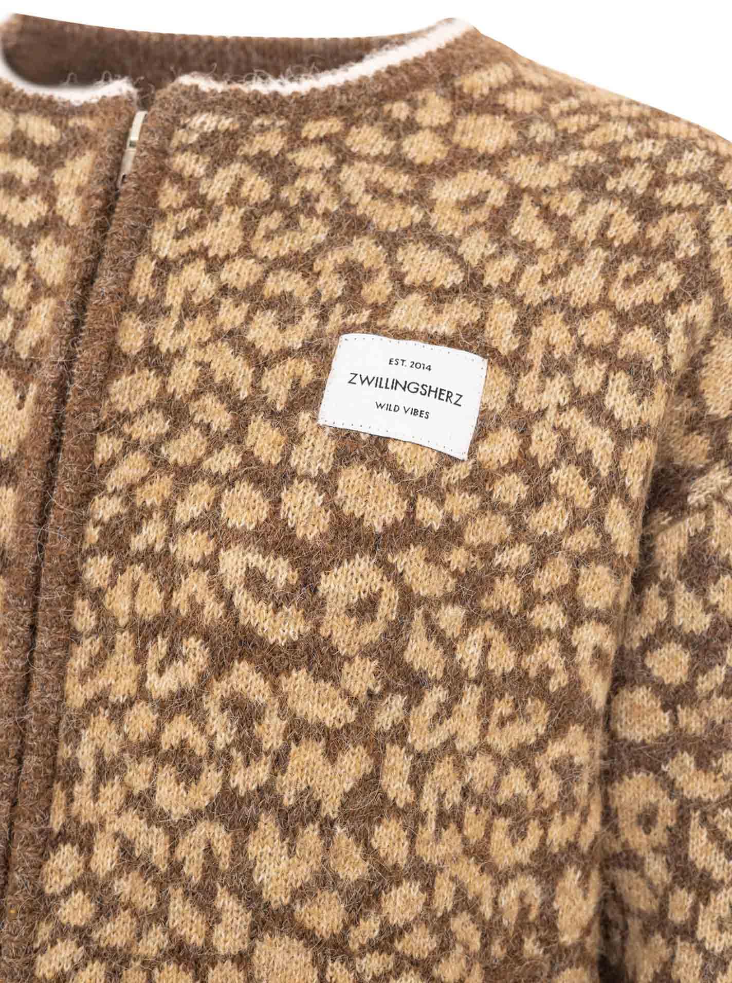 Zwillingsherz Strickjacke »"Leo & Patch"« Reißverschluss, Eingriffstaschen, Logopatch, farbige Kanten, Leomuster