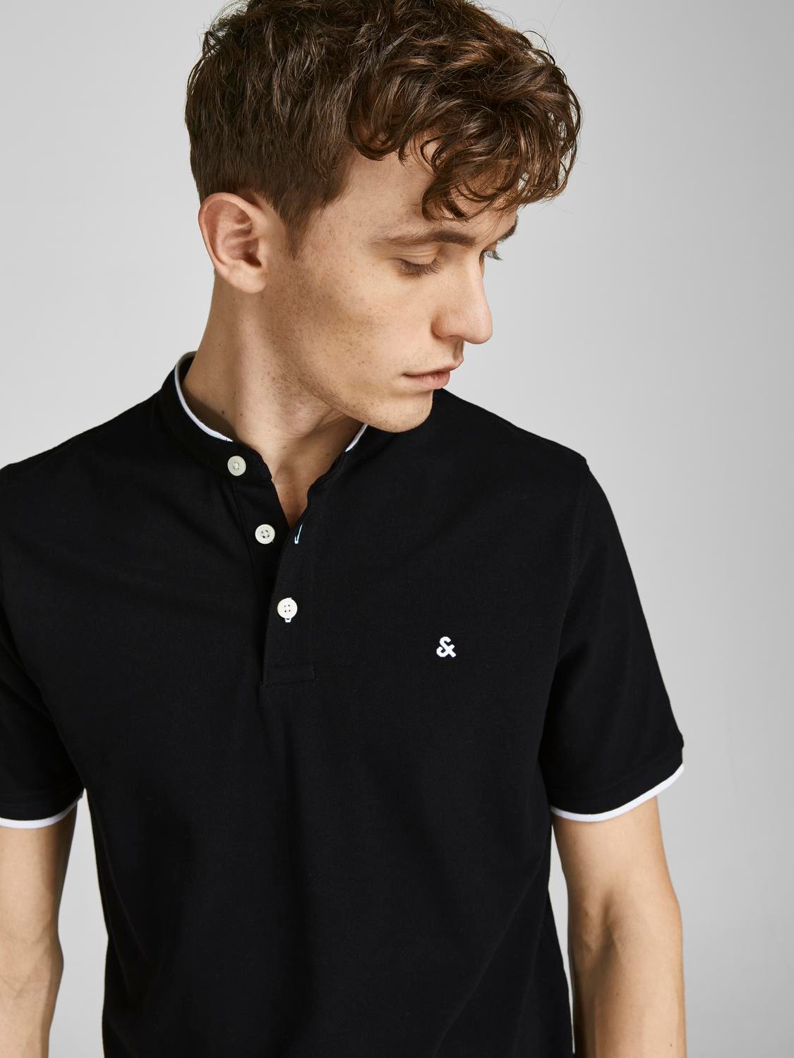 Jack & Jones Kurzarmshirt »PAULOS MAO POLO« mit kontrastfarbiger Kante am schmalen Stehkragen und am Ärmelsaum