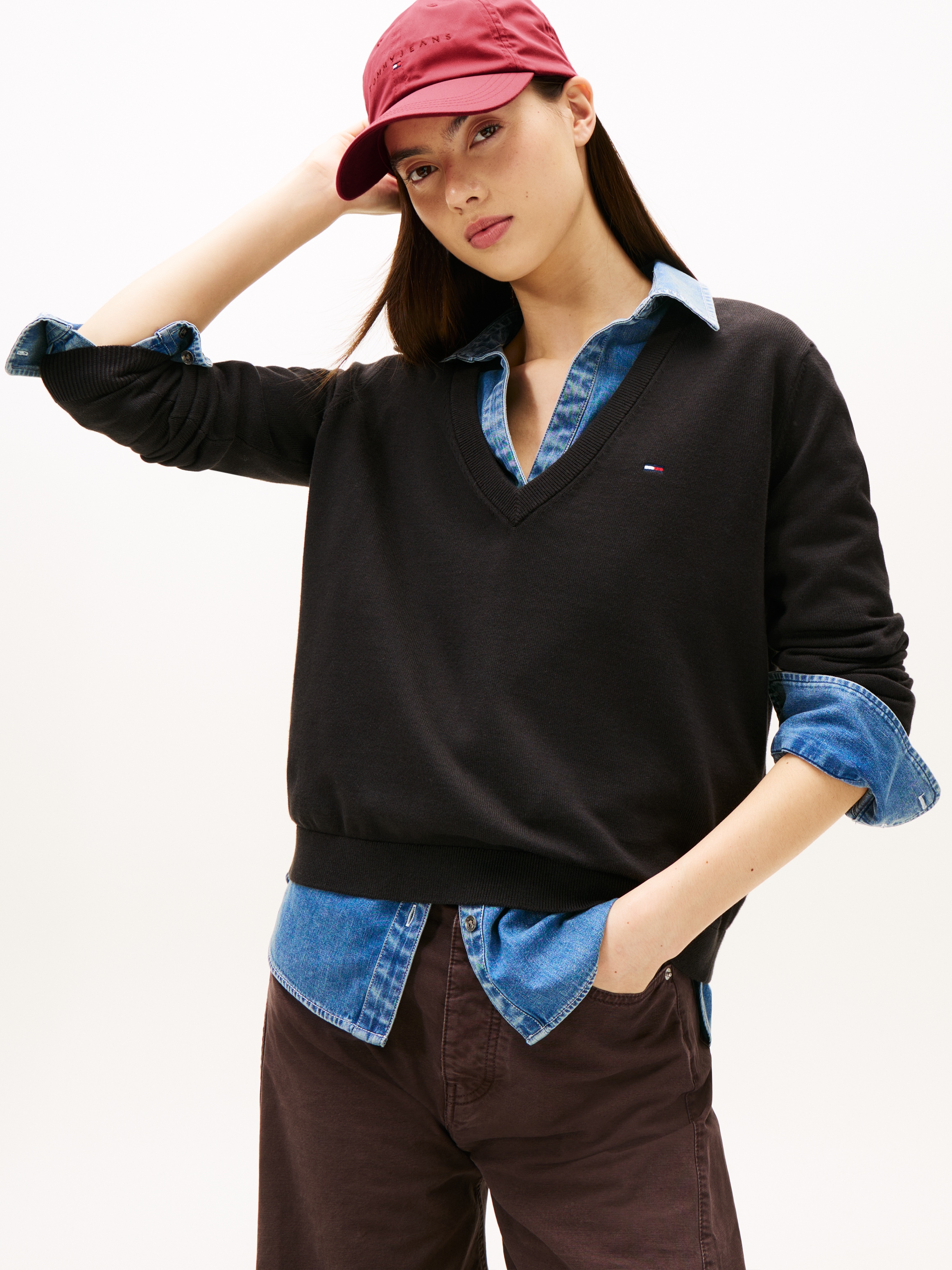 Tommy Jeans V-Ausschnitt-Pullover »TJW ESSENTIAL VNECK SWEATER EXT«, mit Logostickerei