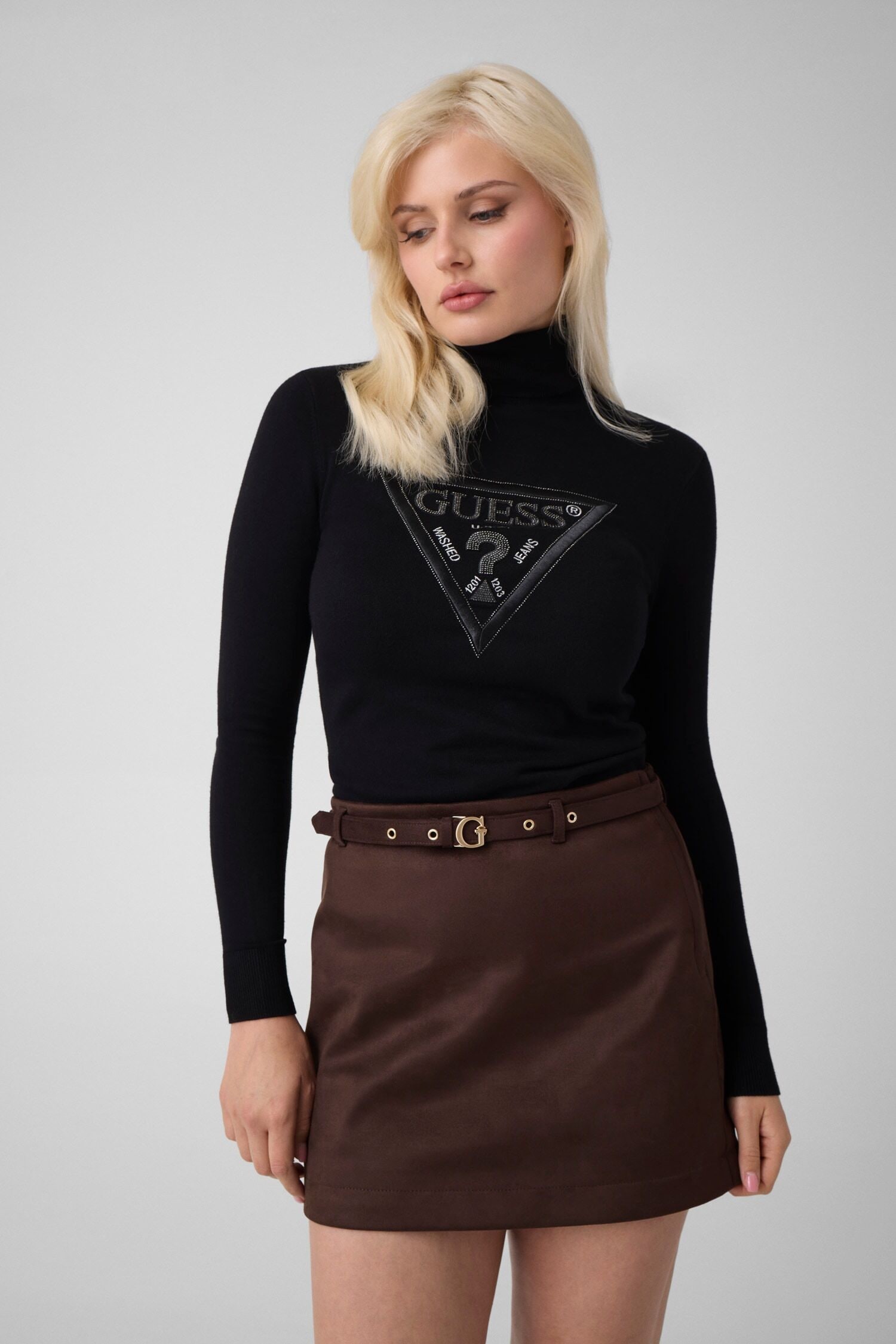 Guess Rollkragenpullover »LS TN HALLIE TRIANGLE LOGO SWT« aus Viskosemix, Dreiecks-Logo