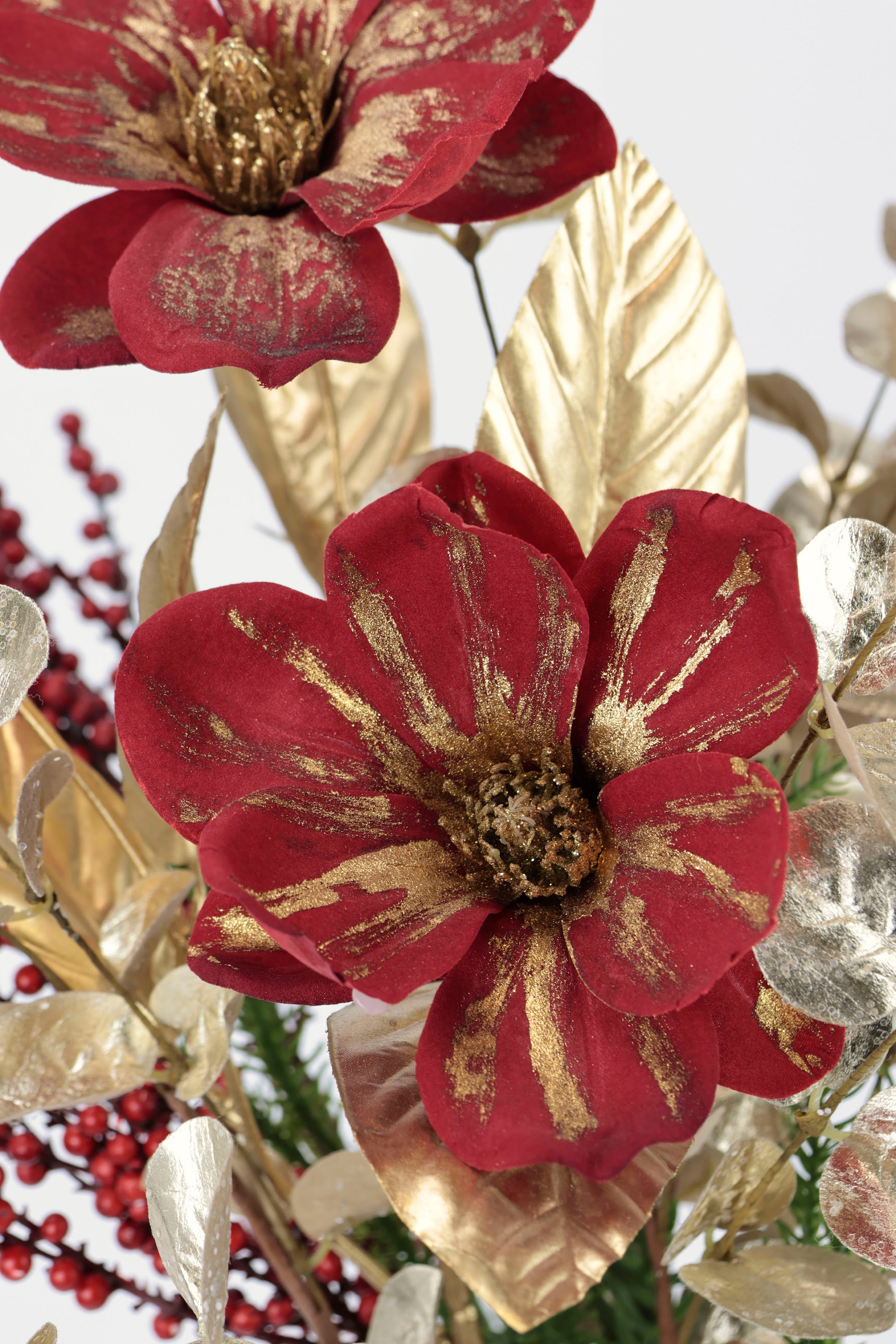I.GE.A. Winterliche Kunstpflanze »Gesteck mit Magnolie in Keramikvase, Weihnachtsdeko,«, Kunstblumen-Arrangement, festliches Blumenensemble, Weihnachtsgesteck