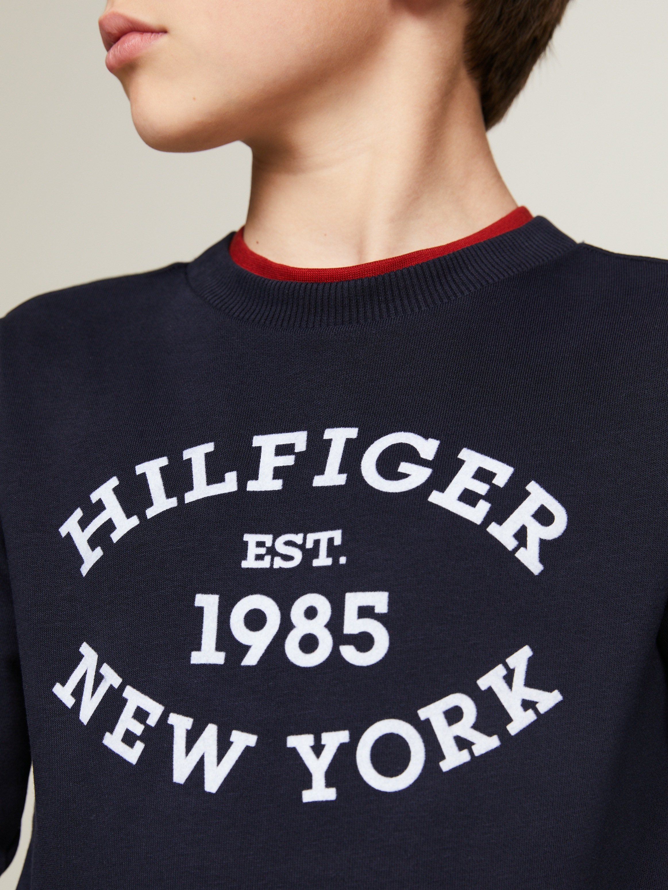 Tommy Hilfiger Sweatshirt »MONOTYPE FLOCK REG SWEATSHIRT«, Kinder bis 16 Jahre mit Logoschirftzug