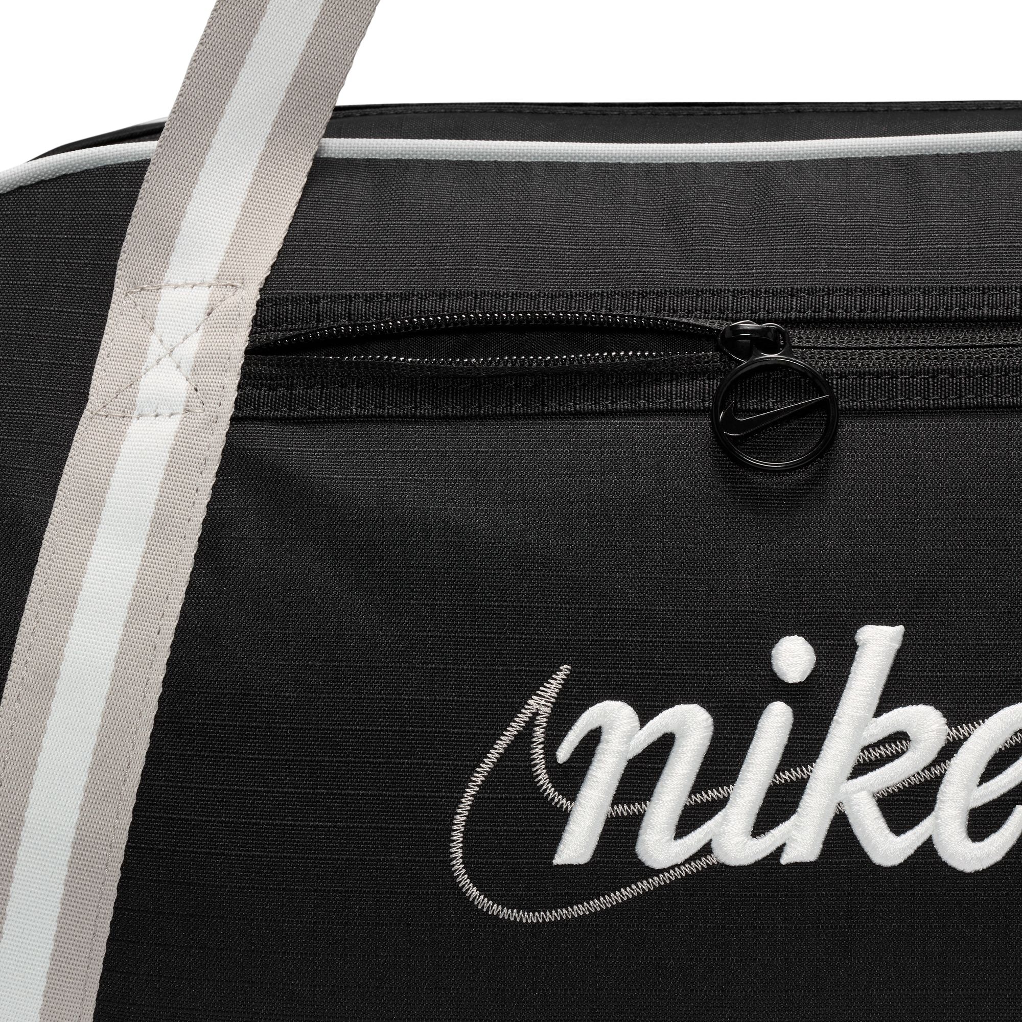 Nike Sporttasche »W NK GYM CLUB - RETRO« aus Polyester, mit Reißverschlusstaschen innen und außen