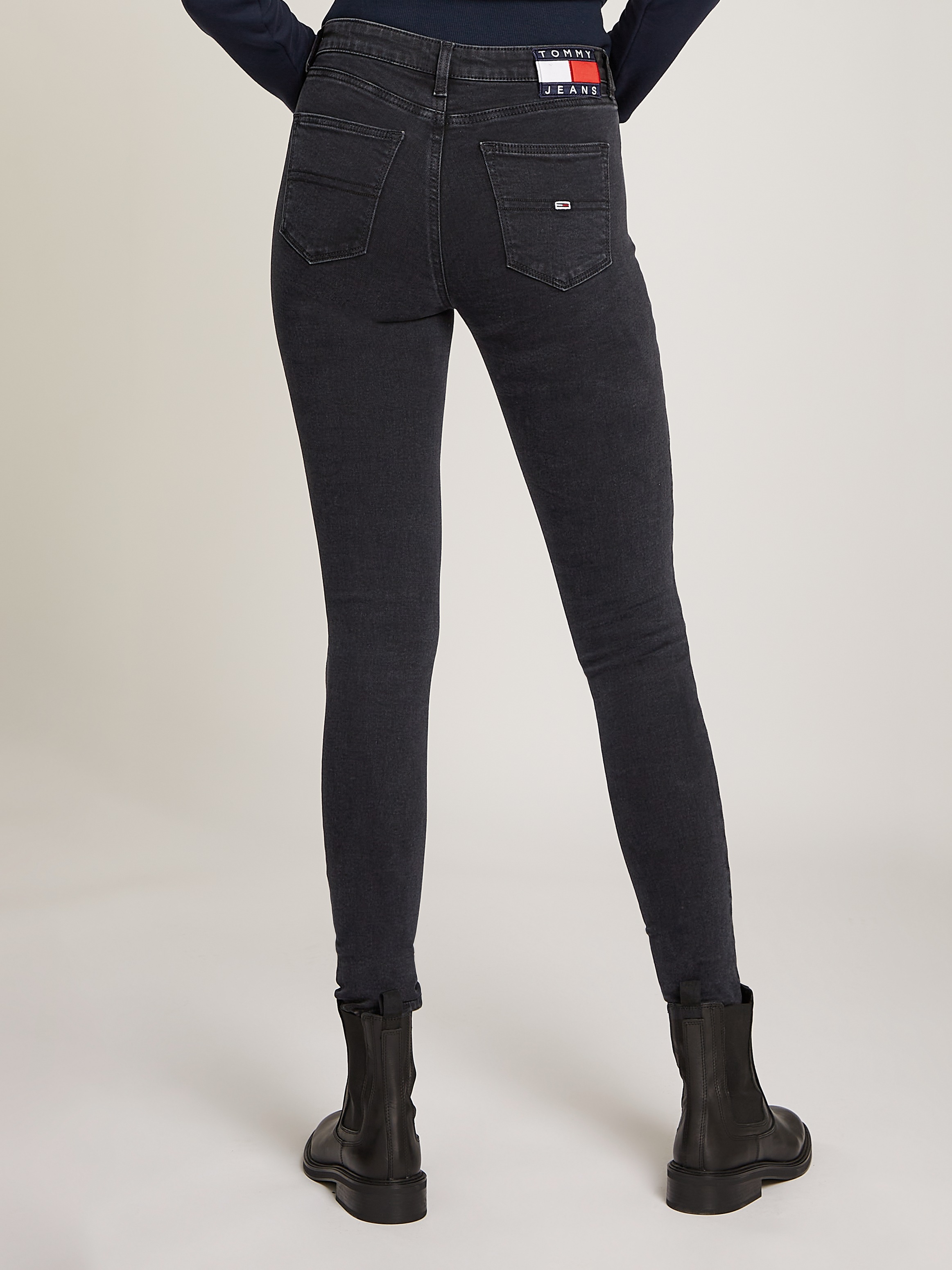Tommy Jeans Skinny-fit-Jeans »NORA MD SKN BF CG4282«, mit Logo-Badge und Stickereien