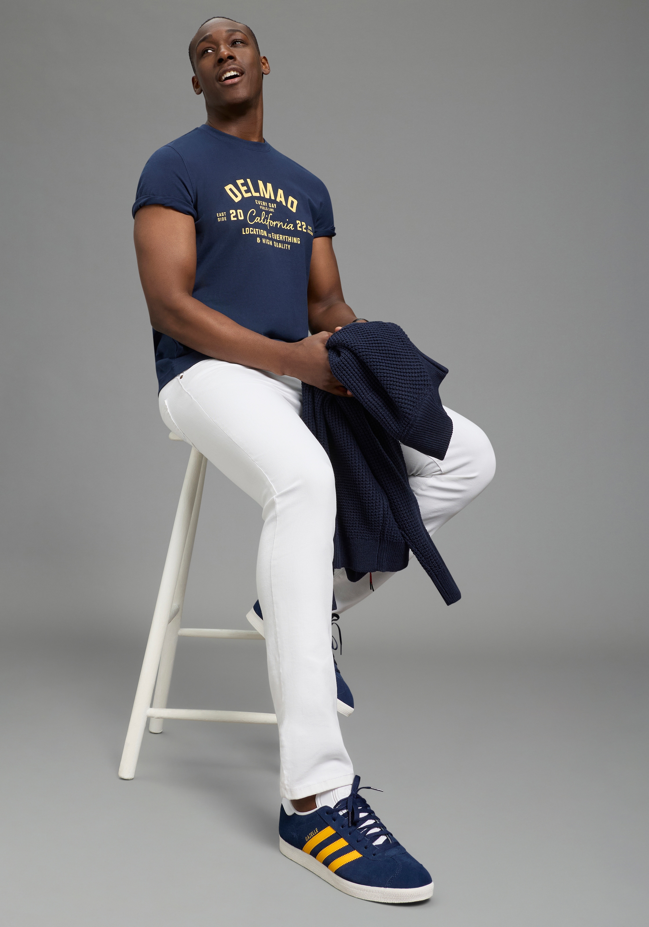 DELMAO Rundhalsshirt »Neue Kollektion!« normale Passform, kurzarm, bedruckt, mit Rundhalsausschnitt