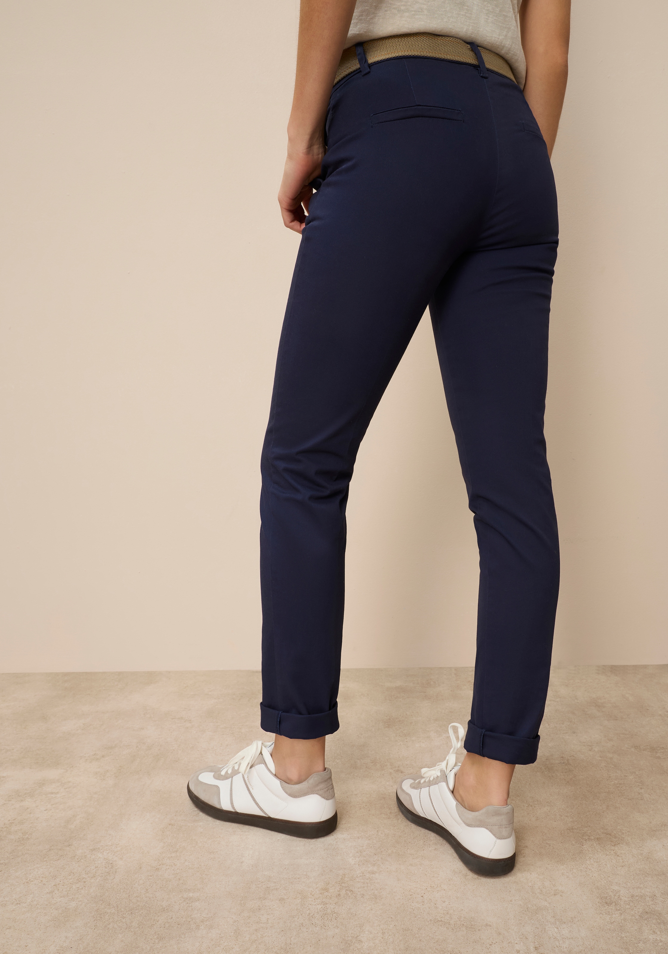 AJC Chinohose  in lässiger Form mit konstrastfarbendem Gürtel