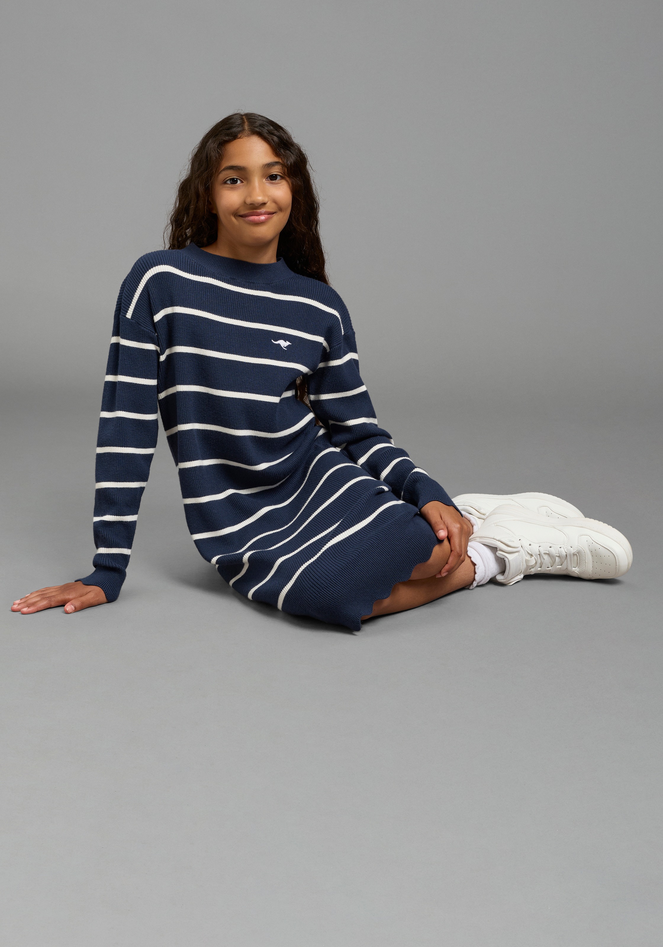 KangaROOS Strickkleid »Modisches KangaROOS Ringelkleid aus weichem Feinstrick« Trendiges gestricketes Kleid mit Logo-Stickerei, knielang, geringelt