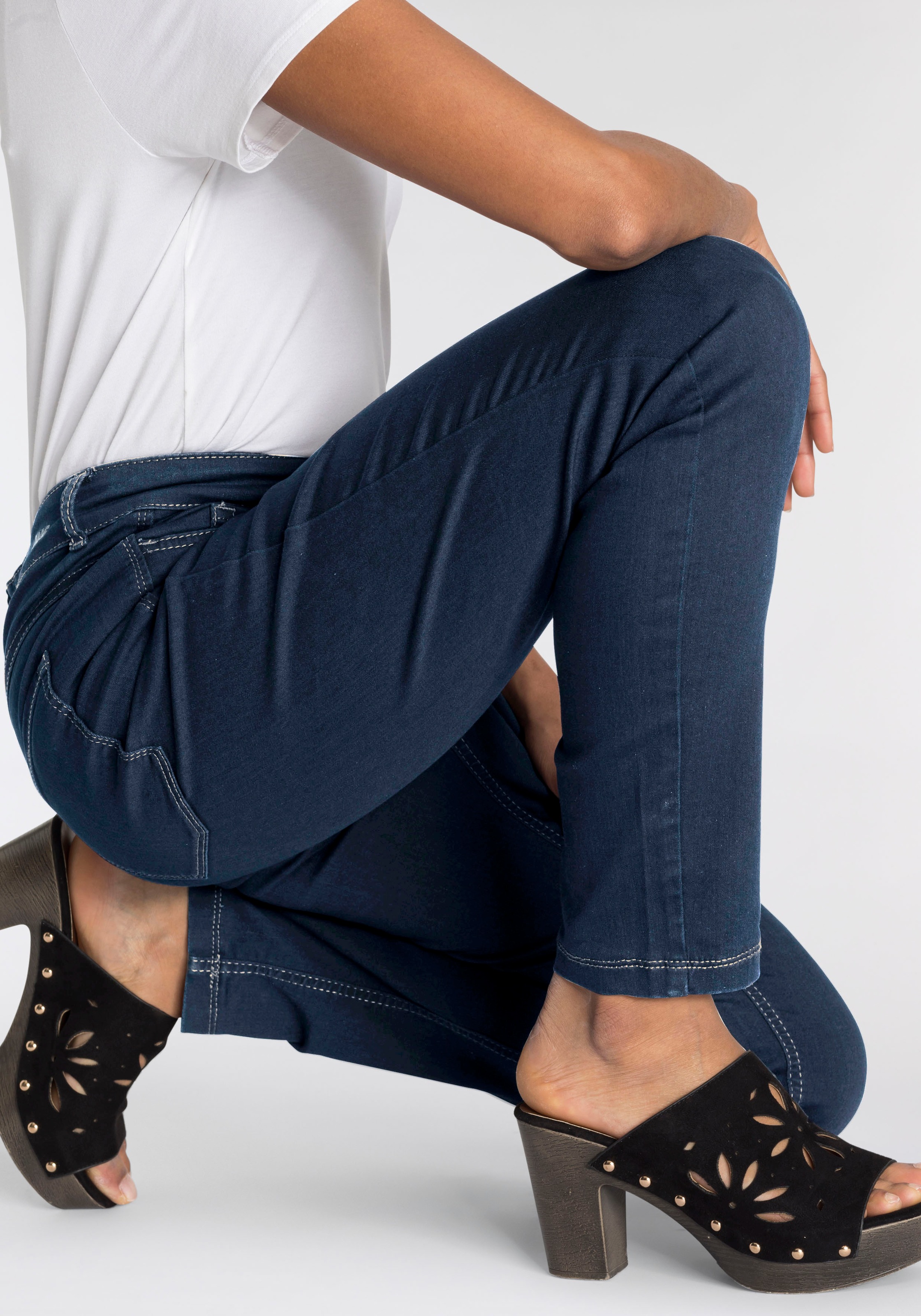 den sitzt ganzen bei Tag Skinny-fit-Jeans OTTOversand bequem Qualität »Hiperstretch-Skinny«, Power-Stretch MAC