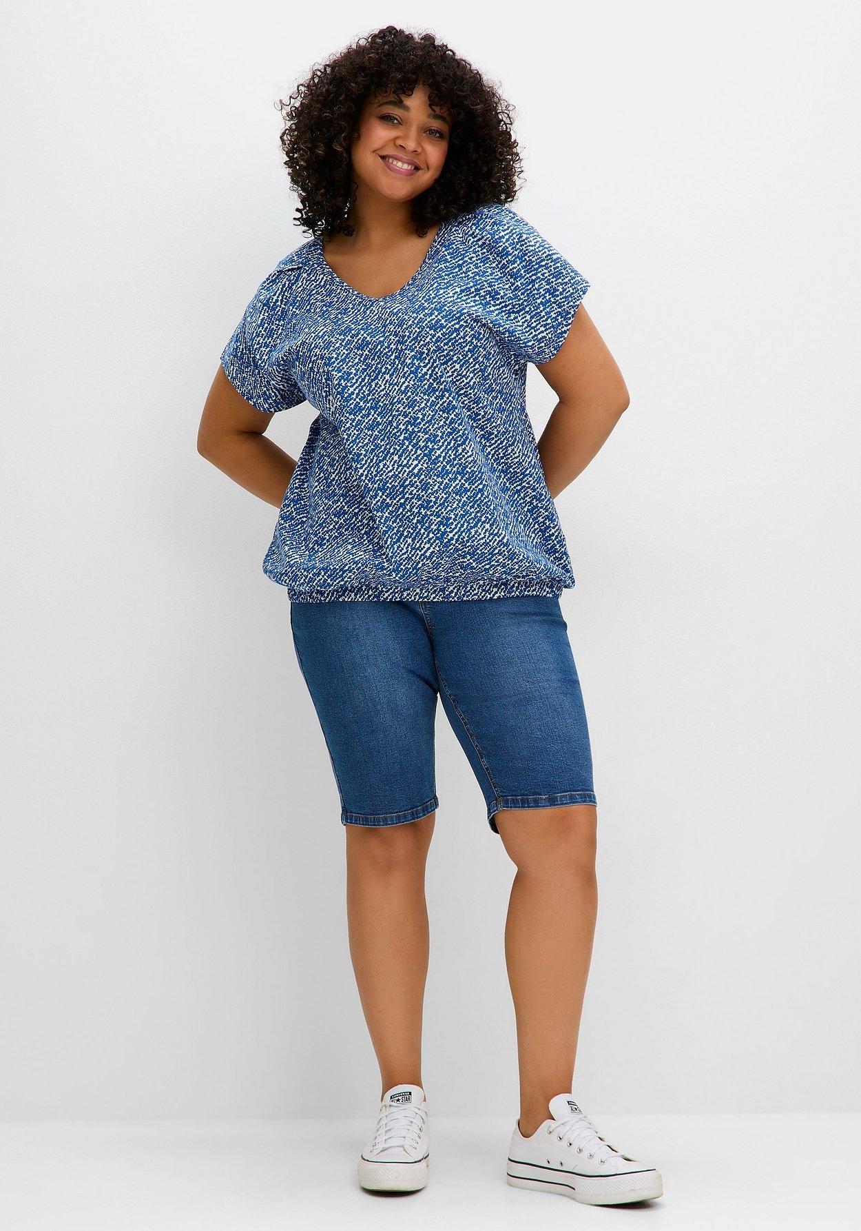 Sheego T-Shirt »Shirt mit Ärmel-Schlitz und Alloverdruck«