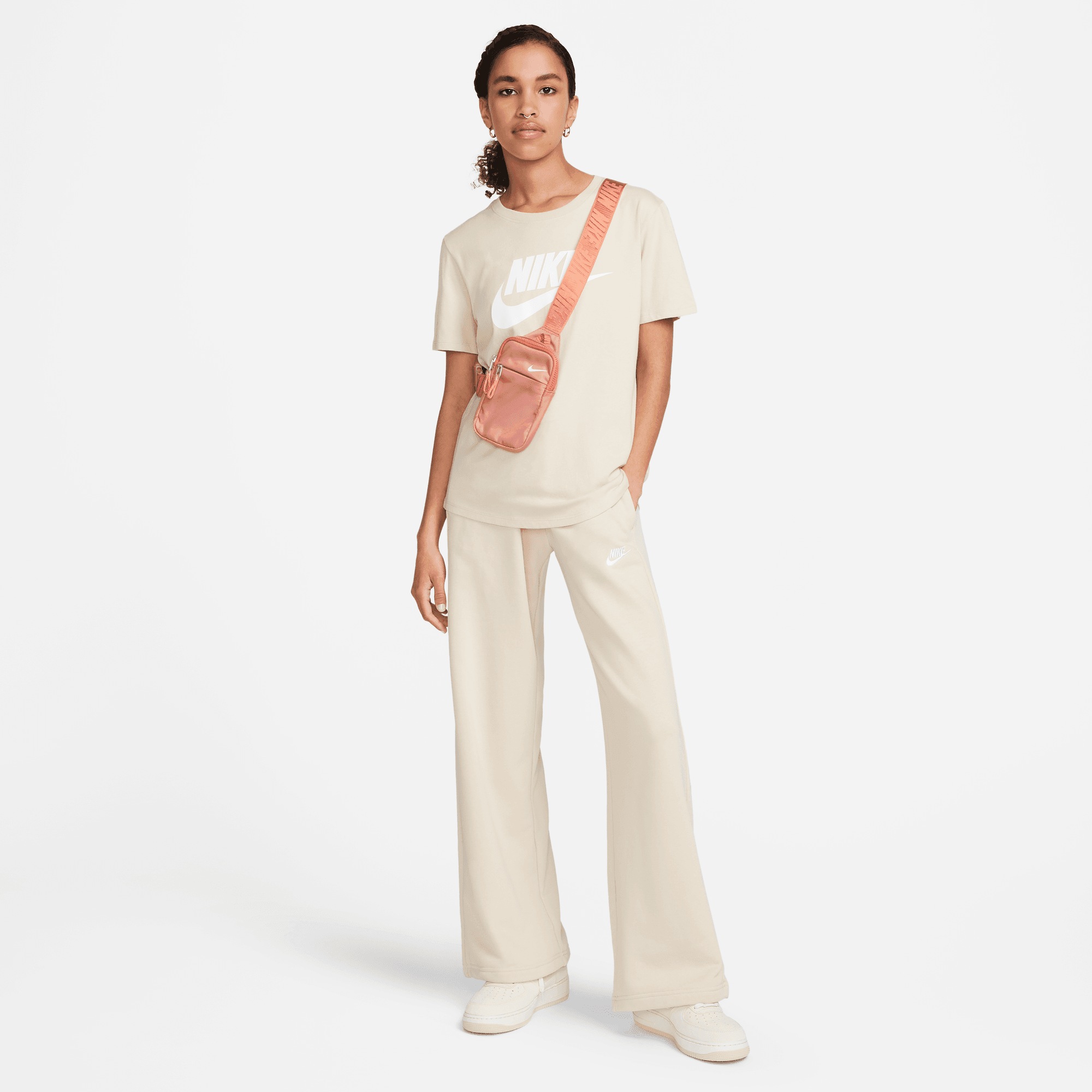 Nike Sportswear T-Shirt »ESSENTIALS WOMEN'S LOGO T-SHIRT«, Basic Damen T-Shirt mit Logo