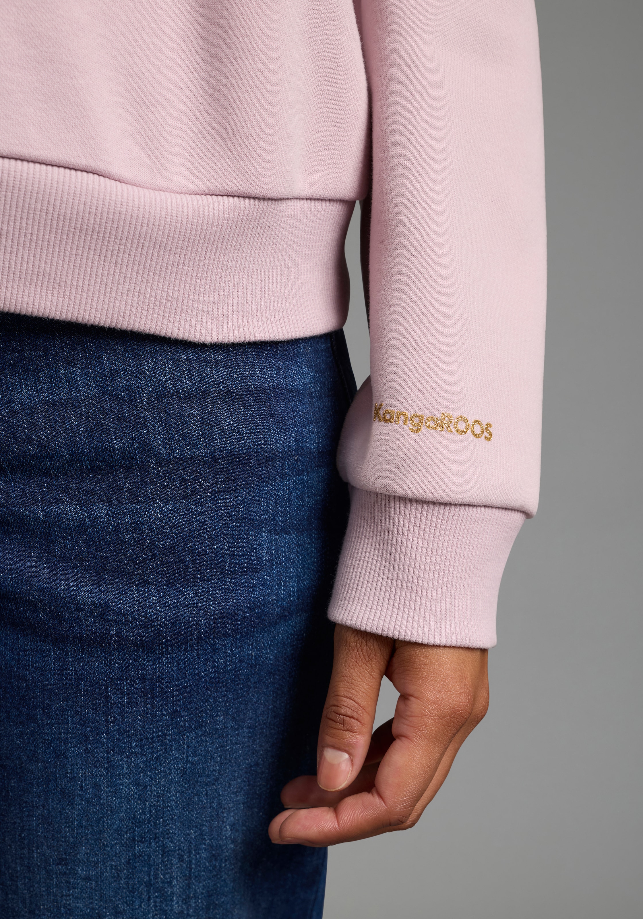 KangaROOS Sweatshirt , mit Druck als Applikation, weite Passform, hüftlange Schnittform
