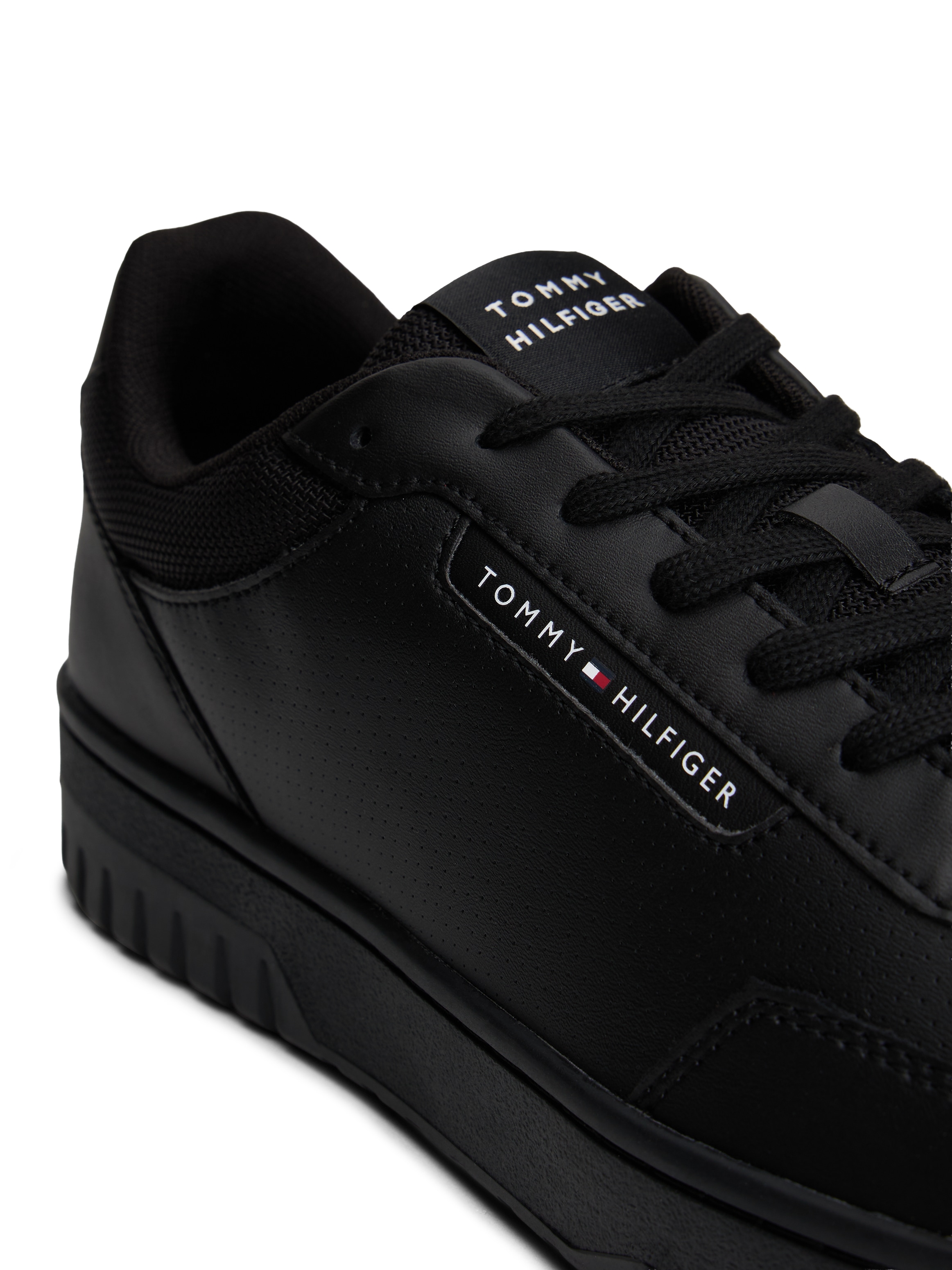 Tommy Hilfiger Sneaker »TH BASKET CORE LTH«  , Freizeitschuh, Halbschuh, Schnürer, Logo-Aufnäher an der Schuhzunge