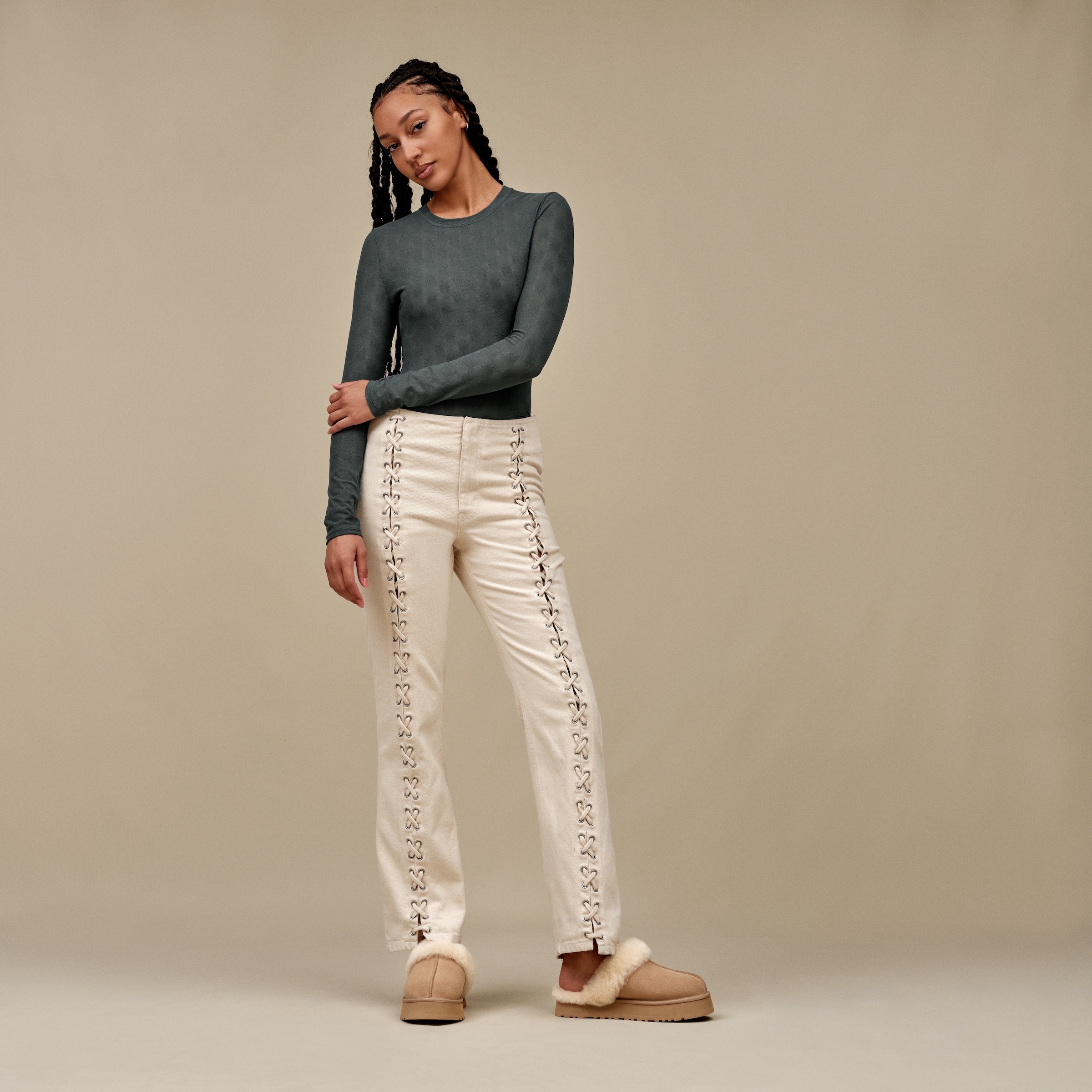 UGG Pantoffel »DISQUETTE«  Homeslippers, Hausschuh, Clog mit angesagtem Plateau